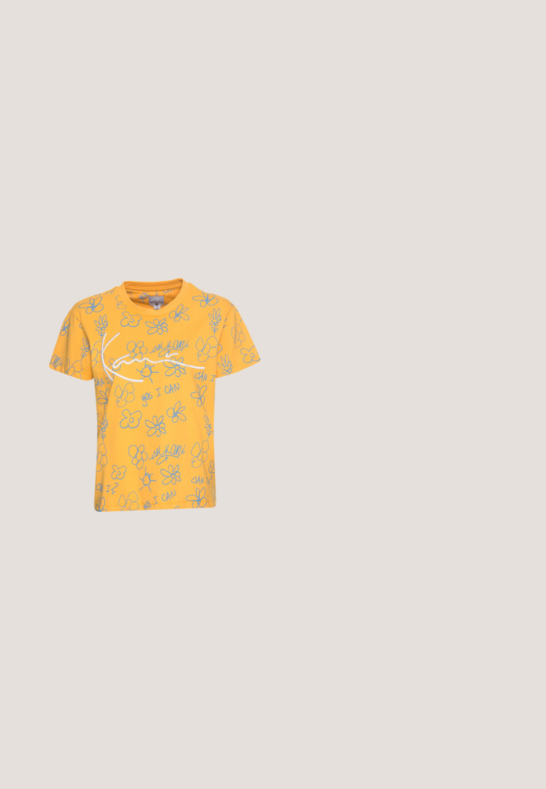T-shirt en coton jaune avec un design ludique, comprenant des contours floraux bleus et des textes tels que "OUI, JE PEUX" et "je peux ?" placés à différents endroits.; Pantalon cargo beige avec poignets élastiques, fermeture devant par bouton et zip, passants de ceinture, poches latérales à rabat, et coupe slim.; Baskets blanches avec une bande beige proéminente, une semelle épaisse grise et des accents dorés. Elles possèdent des lacets ronds et un rabat de langue texturé avec un logo.; Lunettes de soleil en écaille de tortue marron avec une forme vintage de lunettes cat-eye et des verres marron. Présente des branches courbées avec des accents rouges.; Sac en nylon noir à l'épaule avec une forme incurvée, accent en chaîne argentée, pochette mini amovible et bandoulière ajustable ; présente le logo "Steve Madden".; Collier en or à plusieurs couches avec différents styles de chaînes, y compris des maillons épais et des chaînes fines, orné de pendants circulaires et rectangulaires.