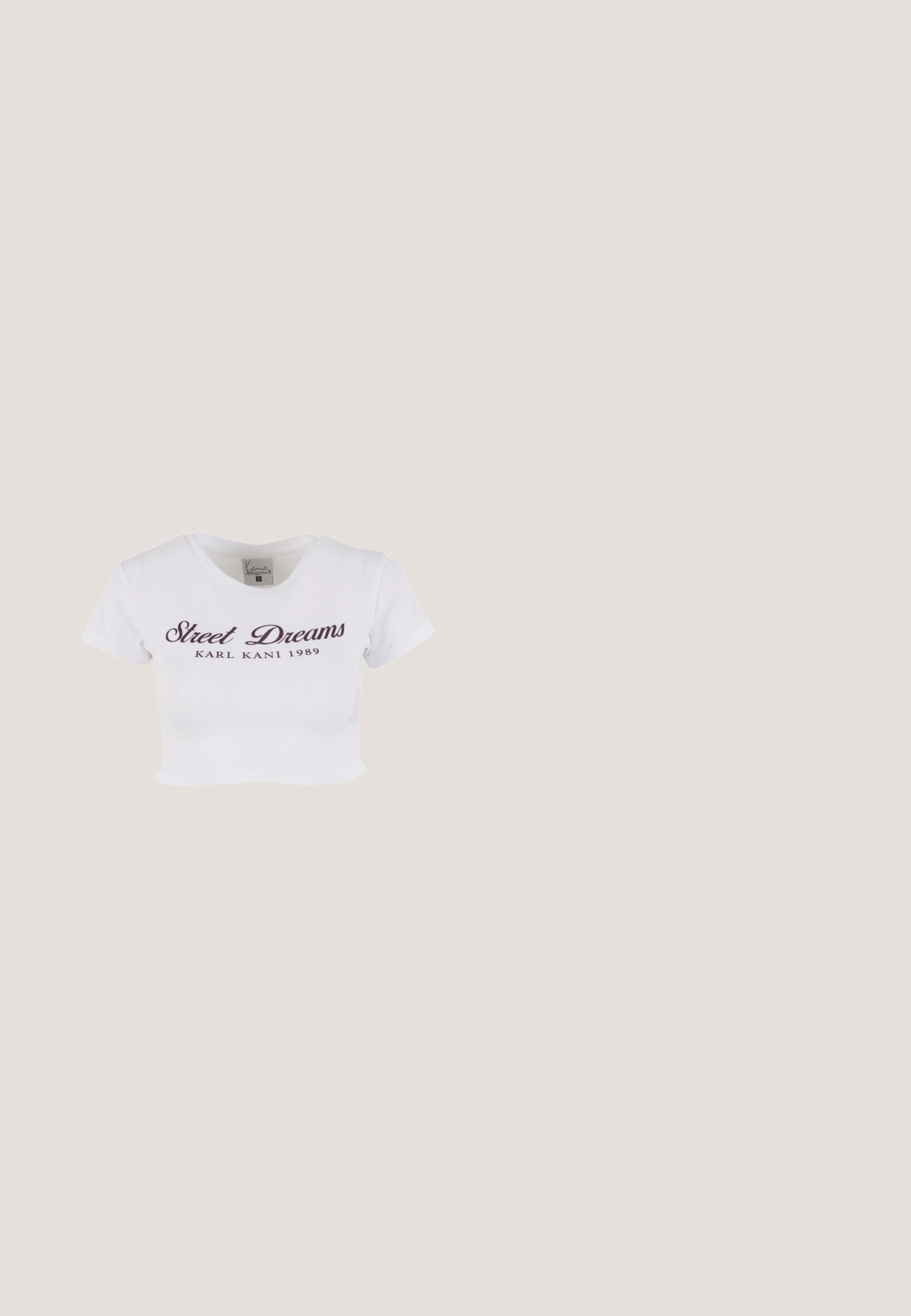 Hvid croppet t-shirt lavet af bomuld. Har rund halsudskæring og korte ærmer med "Street Dreams" og "KARL KANI 1989" trykt i mørk lilla.; Lyseblå denimjeans med en afslappet pasform, høj talje og fem-lomme design. Har syning detaljer og knaplukning.; Hvid atletisk sko med sølvdetaljer, mesh-overdel, polstret sål og teksturerede mønstre. Har snørebånd og branddetalje nær hælen.; Brilløse solbriller med lyserøde gradientlinser og klare næsepuder, vist mod en hvid baggrund.; Sølvmetallic håndtaske med en buet form, lynlåslukning og skulderrem. Har et præget "CK" logo på fronten.; Vanzetti Taljebælter - silver-coloured