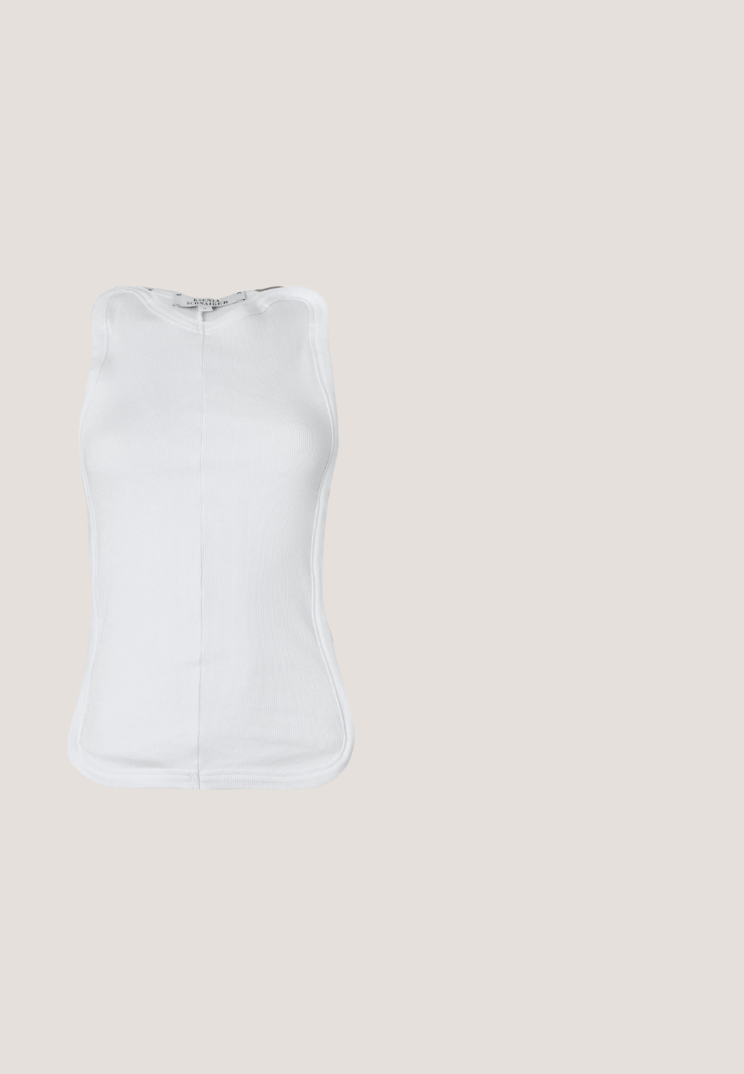 Hvid ærmeløs top lavet af ribbet bomulds-materiale, med et figursyet design, rund udskæring og synlige sømme langs siderne.; Lyseblå vidde jeansbukser med elastisk talje og hvid snøre, vist på ensfarvet baggrund.; Sølv glitrende højhælede sandal med bred blokhæls, åben tå og justerbar ankelrem. Glat indvendigt og tekstureret udvendigt.; Katteøje solbriller med gråtonede linser, sølvmetalramme og dekorative sten på stængerne. Fremhæver et slankt design med tynde tempel.; Lille blå denimhåndtaske med tan læderstropper og bælte detaljer, med en frynset hjerteformet lap på klappen.; Gul blomstformet broche med fem buede kronblade, der har en glat finish og en rund centrum, der fremhæver glatte, reflekterende overflader.