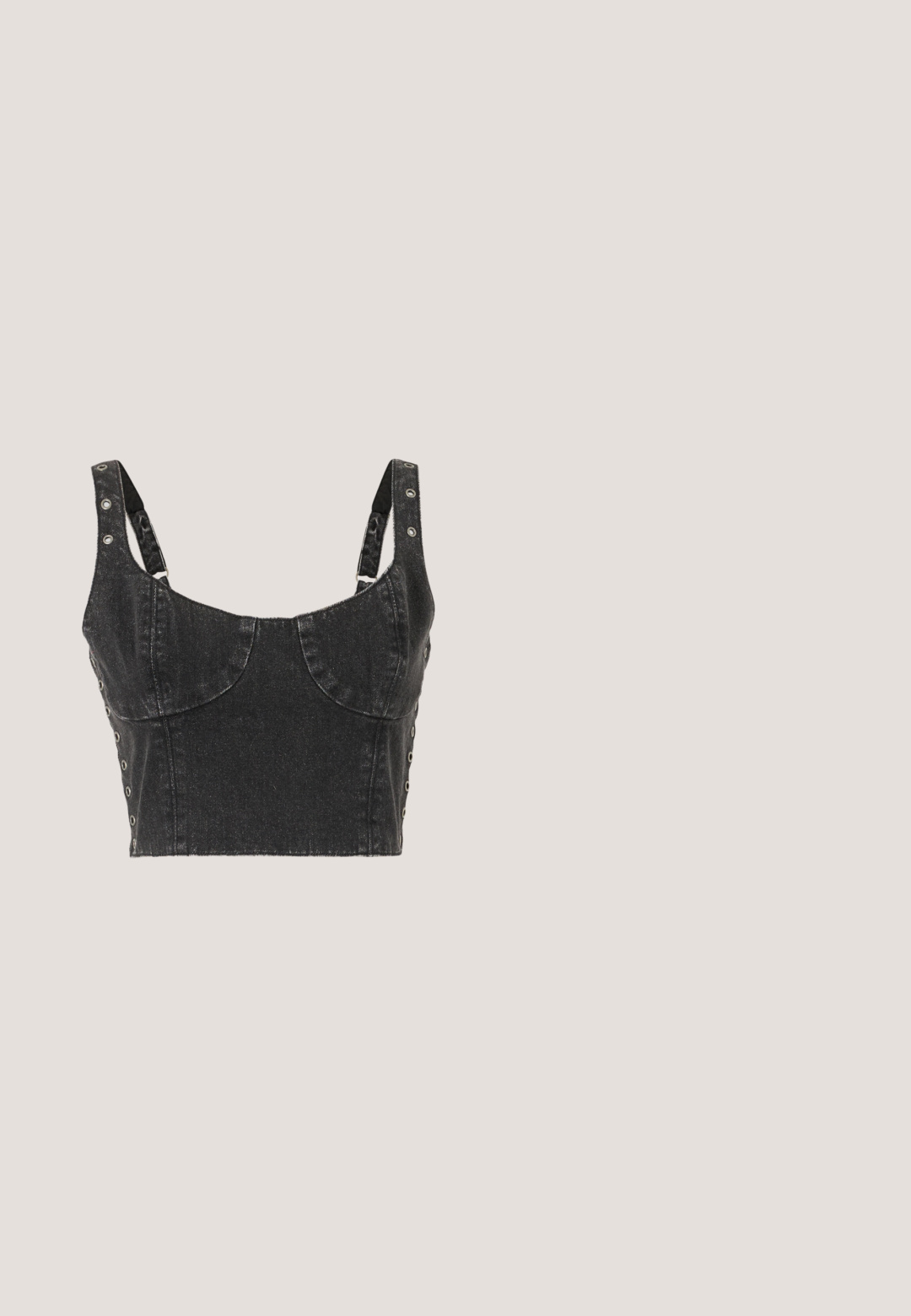 Ksubi DAUPHINE BUSTIER SHADOW - Top - black; Grijze cargo broek van duurzaam katoen, met meerdere zakken, een hoge taille en een recht gesneden ontwerp met een gladde textuur.; Witte chunky sneaker met dikke zool, versierd met pastelkleurige roze, oranje en blauwe vlinderapplicaties aan de zijkanten en hiel.; Zwarte cat-eye zonnebril met een matte afwerking, voorzien van grijs getinte glazen, scherpe hoeken en slanke zijarmen. Merkennaam zichtbaar op de binnenarm.; Zwarte beaded handtas met een gebogen silhouet, draaghandvat en glanzende textuur. Draagt bij hoge zwarte hakken en strakke zwarte shorts.; Roze kristalgesierde oorbellen met ingewikkelde vormen en metalen accenten. Lichtgewicht ontwerp met een filigranen patroon en stekers achter.