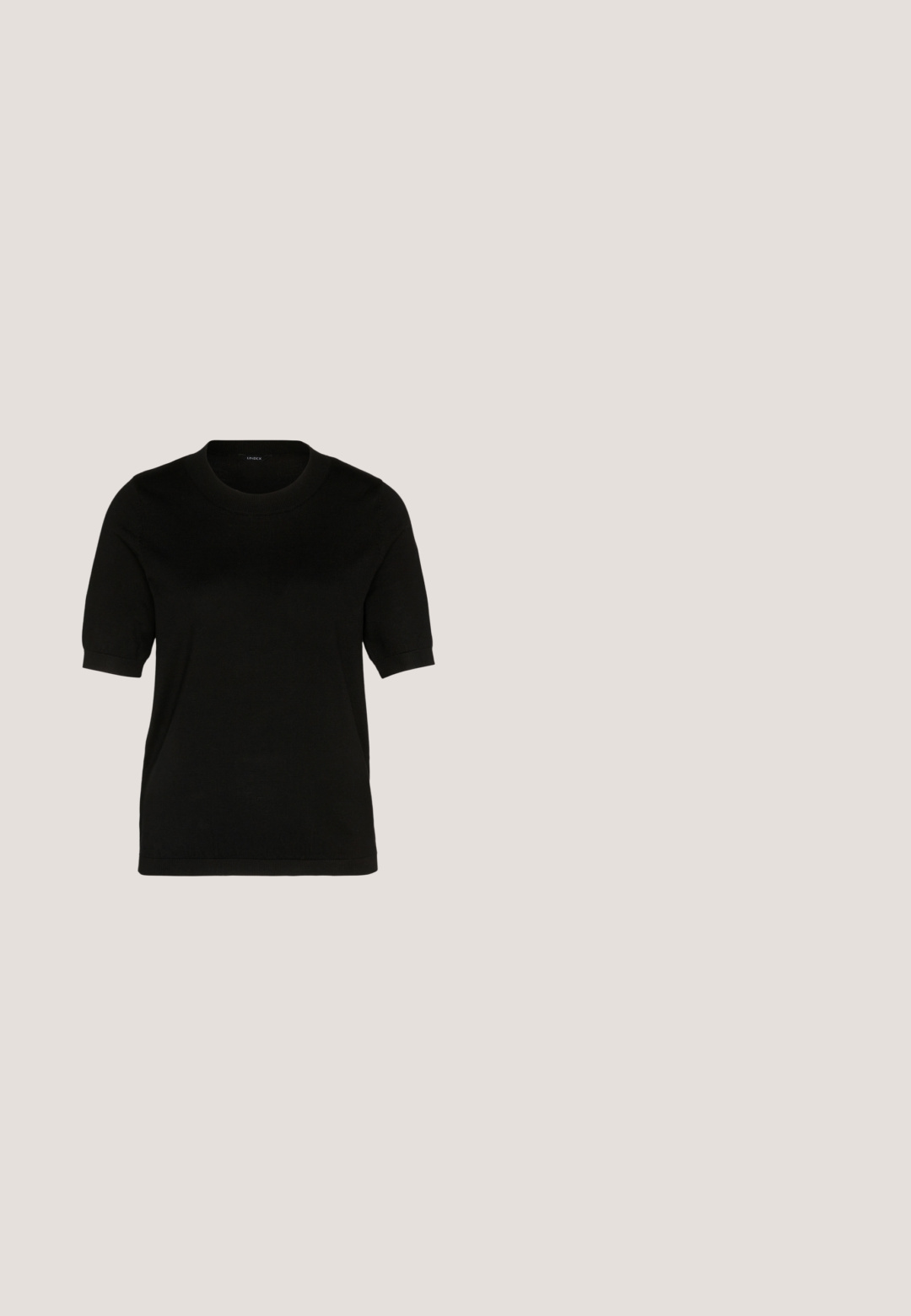 Pull noir à manches courtes avec un col rond, texture tricot lisse et coupe ajustée, présentant des poignets et un ourlet côtelés pour une finition soignée.; Pantalons noirs à jambe large en tissu lisse. Dotés d'une taille plate avec passants de ceinture et sans poches visibles. Design simple.; Des mules ouvertes en cuir noir présentent une large lanière avant et un talon en plateforme épais et haut avec une texture lisse. Vue de côté présentée.; Lunettes de soleil noires en forme d'œil de chat avec une finition mate, dotées de verres teintés gris, d'angles aigus et de branches élégantes. Nom de la marque visible sur la branche intérieure.; Boucles d'oreilles en argent, de forme ronde lisse et finition polie. Les deux boucles d'oreilles sont de la même taille et disposent d'un mécanisme de fermeture sécurisé.; Ceinture en cuir noir avec une boucle rectangulaire en ton or aux bords arrondis, texture lisse et design élégant.