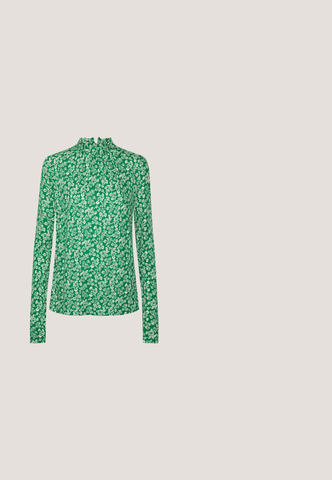 Lindex ERICA  - Top s dlhým rukávom - dark green; Široké nohavice z tmavozelenej tkaniny, s vysokým pásom, plisovaným predným dielom a hladkou textúrou. Bez viditeľných kovových prvkov alebo vzorov.; Čierne členkové topánky vyrobené z lesklého materiálu so štvorcovou špičkou a zúženým podpätkom, na lesklom striebornom podklade s vystuženým vzorom.; Čierna kožená kabelka vo vintage štýle s krokodílím reliéfom, jedným ramenným popruhom a malým strieborným logom značky v dolnej časti prednej strany.; Zlaté kruhové náušnice s vlnitým vzorom, s bielou perlou ako ozdobou. Povrch je hladký a náušnice sú ľahké.; Čierny kožený opasok s zlatou obdĺžnikovou prackou. Opasok má hladký povrch a jemné prešívanie pozdĺž okrajov.