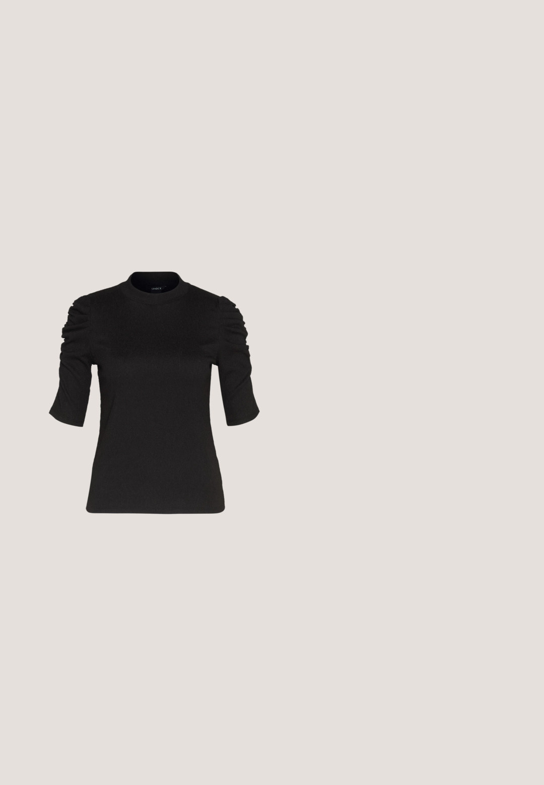 Zwart nauwsluitend topje met korte gerimpelde mouwen en een ronde halslijn.; VILA VIAMINA BUTTON SKIRT  - Minirok - black; Selected ASHLEY - Muiltjes met hak - black; Zwarte leren hobo tas met een zachte, glanzende textuur en een ronde, open bovenkant. Voorzien van een brede, gebogen schouderband om te dragen. Geen zichtbare hardware.; Gouden hoepeloorbelletjes met een gestructureerd oppervlak en kleine, ronde accenten. Ronde vorm en sluiting met een pin.; Zwarte leren riem met een rechthoekige gouden gesp met ronde hoeken, een gladde textuur en een slank design.