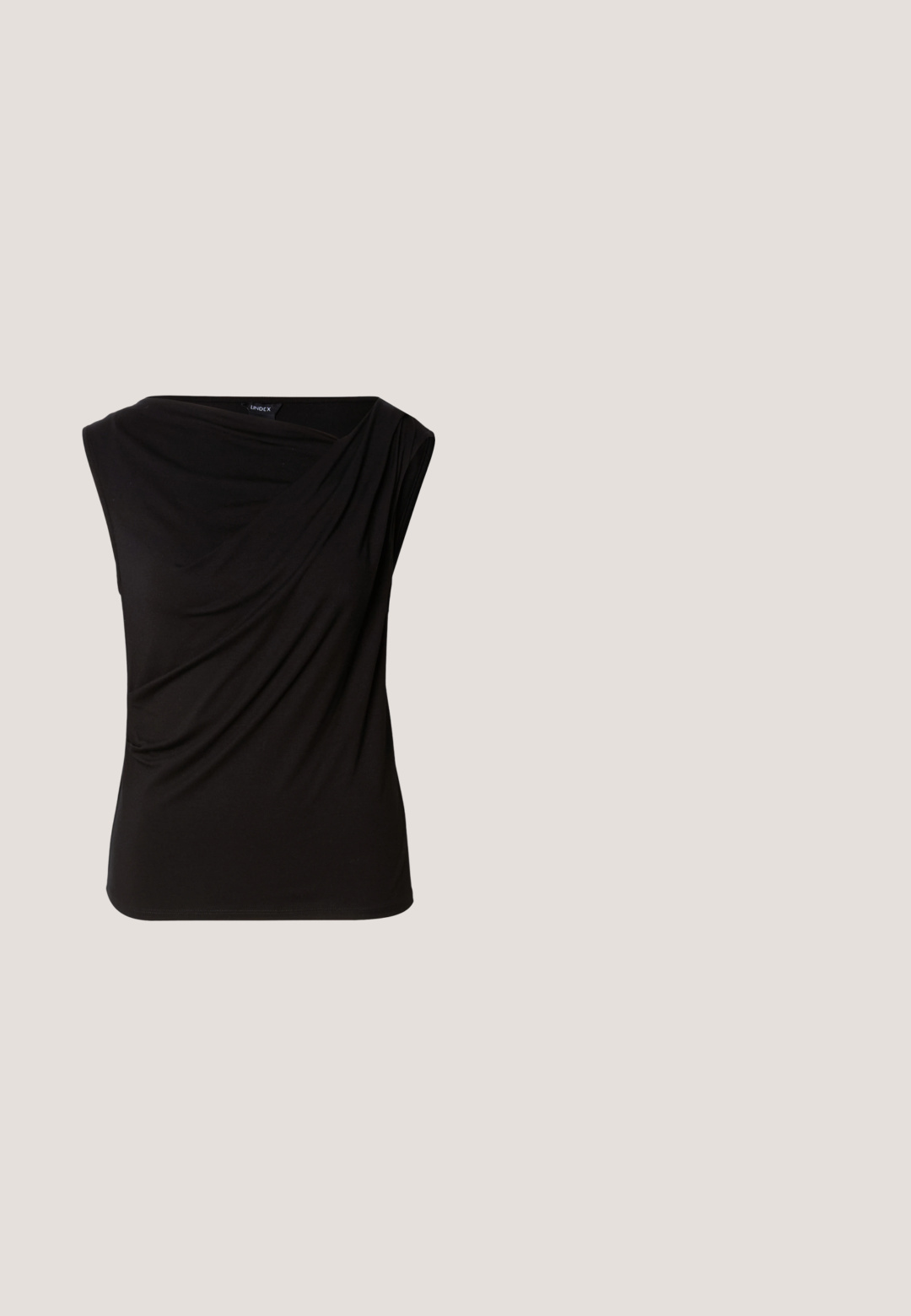 Débardeur noir sans manches caractérisé par un tissu drapé à l'avant, une texture douce et une coupe décontractée. Fabriqué en matériau extensible avec une finition lisse.; Jean large en denim bleu foncé. Doté d'une taille haute, d'une fermeture à bouton et d'un design classique à cinq poches avec une légère décoloration.; Sandale compensée en cuir verni noir avec bride entre les orteils et bout carré, design moderne et épuré, vue de profil sur fond blanc.; Sac à épaule en cuir noir avec une bandoulière unique et un petit détail de boucle dorée à l'avant, sur un fond clair uni.; Boucle d'oreille en argent avec une finition polie, présentant de petits détails en or et de forme ronde, portée sur le lobe.; Ceinture en cuir noir avec une boucle en métal argenté, présentant une texture lisse et un design classique. La sangle mesure 3,8 cm de large.