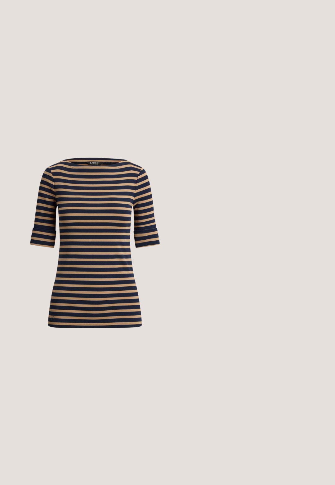 Navyblauw en beige horizontaal gestreept shirt met korte mouwen, een boothals en omslagmouwen.; Beige katoenen shorts met een rechte snit, knoopsluiting en twee voorzakken. Soepele textuur en omgeslagen zoom detail.; Witte canvas sneakers met een gestructureerde espadrille zool, geborduurd RL-logo aan de zijkant en traditionele ronde veters.; Bruine cat-eye zonnebril met een schildpadrandpatroon, met een gouden logo-accent op de poot en slanke zwarte armen.; Beige canvas tote bag met bruine leren details, handvatten en een klein geborduurd logo op het voorvak.; Gouden oorringen met kleine verticale zilveren rechthoekige hangers, weergegeven op een witte achtergrond.
