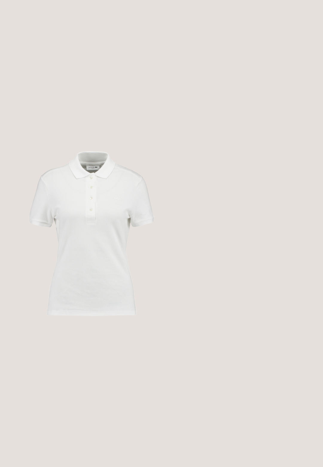 Hvid polo-shirt lavet af tekstureret bomuld, med en klassisk krave, tre-knaps placket og et lille Lacoste-logo på brystet.; Sorte brede benjeans lavet af denim, med fem lommer, kobbernitter og en klassisk knaplukning. Glat tekstur med et rent design.; Hvid højtop Converse Chuck Taylor All Star-sneaker med sort logo-patch og hvide snørebånd, vist på hvid baggrund.; Sorte katteøje solbriller med mørkegrå linser, slankt plastisk stel, spidse hjørner og lige stænger. Ingen synlig hardware eller dekorationer.; Sølv hoops øreringe, cirkulær form, glat skinnende tekstur og ensartet bredde hele vejen igennem. Minimalistisk design uden yderligere accenter.; Sort læderbælte med en glat overflade, oval sølvmetalspænde og flere justeringshuller langs stroppen. Flad, minimalistisk design.
