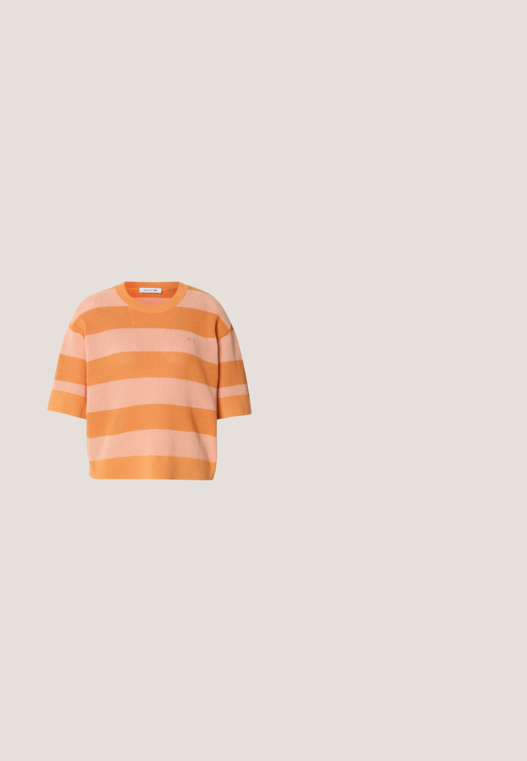 Gehaakte gestreepte trui met korte mouwen; heeft afwisselend oranje en lichtroze horizontale strepen, ronde halslijn en een losse pasvorm.; Lichtblauwe denim rok met een rechte snit, voorzijdige splitdetail, rafelige zoom, vijf-pocket ontwerp en metalen accenten.; Witte sneaker met roze en beige accenten, een leren bovenwerk, een gestructureerde rubberen zool en vetersluiting, gepresenteerd tegen een houten achtergrond.; Witte schoudertas met klepsluiting, klein zilveren "cK"-logo in het midden en dunne donkerbruine verstelbare band.; Gouden hoepel oorbellen met een halve maan vorm, gepolijste oppervlakte en scharnier sluiting. De gladde textuur en weerspiegelende afwerking vergroten de zichtbaarheid.; Witte leren riem met zilverkleurige rechthoekige gesp en twee lussen, één lus met kleine zilveren bedeltjes, met het merk "Calvin Klein" dicht bij het uiteinde.