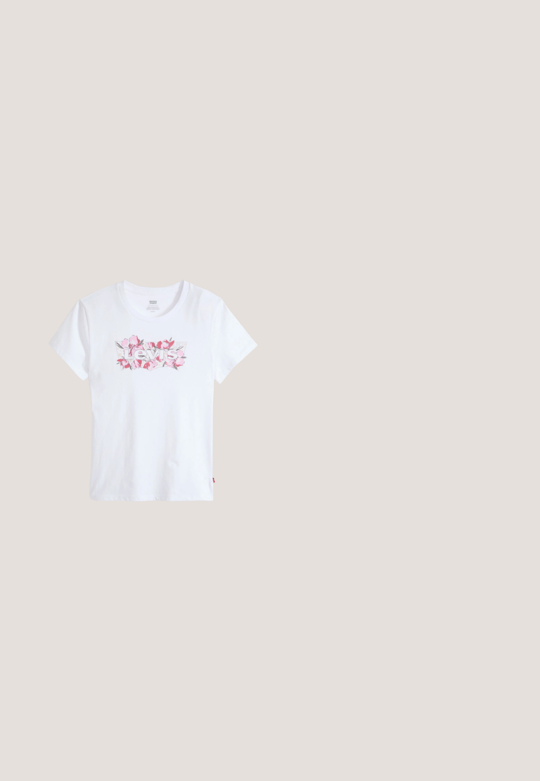 Weißes Baumwoll-T-Shirt mit einem floralen "Levi's"-Logo in Pink, kurzen Ärmeln und einem runden Halsausschnitt. Glatte Textur, klassische Form.; Weiße Denim-Jeans mit geradem Bein, im Fünf-Taschen-Stil und mit kupferfarbenen Hardware-Details. Rohschnitt an den Knöcheln.; Schwarze Leinensneaker mit einer weißen Gummiplattformsohle, weißen Schnürsenkeln und Nähten, ikonischer Markenaufdruck an der Seite, im Low-Top-Design.; Dunkelblaue Denim-Schultertasche mit verknoteten Trägerenden und schlichter rechteckiger Form vor weißem Hintergrund.; Silberne Creolen mit einer glatten, glänzenden Oberfläche. Kreisform, ausgestattet mit einem sicheren Verschluss. Einfaches und elegantes Design.; Schwarzer Leder Gürtel mit glatter Textur, ovaler silberner Metallschnalle und mehreren Einstelllöchern entlang des Riemens. Flaches, minimalistisches Design.