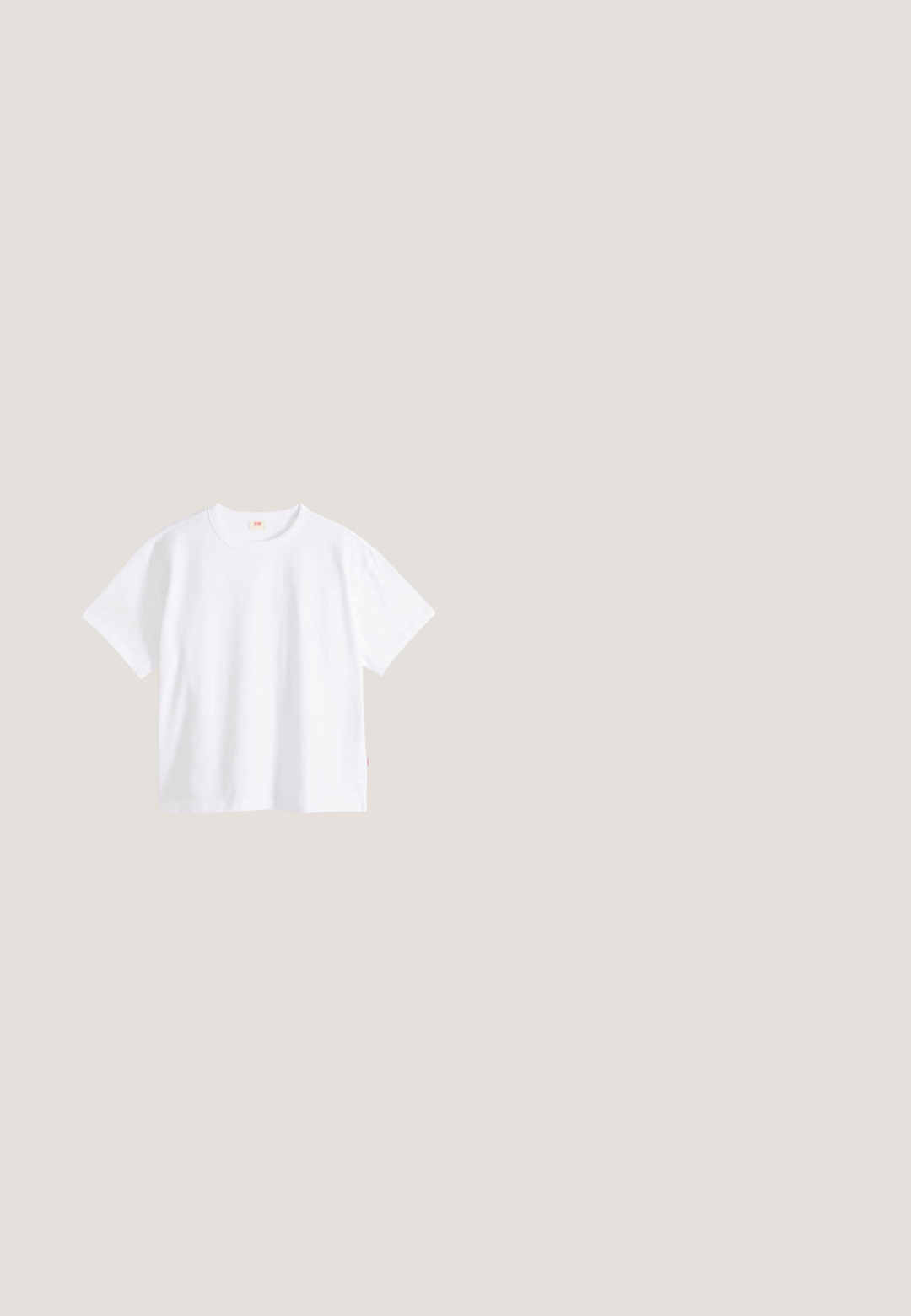 Weißes Baumwoll-T-Shirt mit kurzen Ärmeln, rundem Ausschnitt, lockerer Passform, glatter Textur und einem kleinen Logetikett an der linken Seitennaht.; Weiße Denim-Jeans mit geradem Bein, im Fünf-Taschen-Stil und mit kupferfarbenen Hardware-Details. Rohschnitt an den Knöcheln.; Weißer Sneaker in niedrigem Schnitt mit brauner Sohle, seitlichen silbernen Streifenakzenten und Schnürverschluss, dargestellt vor hellem einfarbigem Hintergrund.; Hellblaue Denim-Schultertasche mit einem breiten Riemen und sichtbarer zentraler Naht, vor einem schlichten hellgrauen Hintergrund präsentiert.; Silberne Creolen mit geflochtenem Muster, ausgestattet mit einer strukturierten Oberfläche und einem Steckverschluss, in geschwungener Form und poliertem Finish.; Schwarzer Leder Gürtel mit glatter Textur, ovaler silberner Metallschnalle und mehreren Einstelllöchern entlang des Riemens. Flaches, minimalistisches Design.