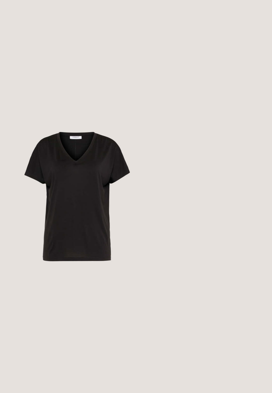 Schwarzes V-Ausschnitt-T-Shirt aus weichem, atmungsaktivem Stoff. Es hat kurze Ärmel und einen lässigen Schnitt, ohne sichtbare Muster oder Akzente.; Beige Hose mit hohem Bund, vorderen Falten und einem kleinen Metallknopf. Aus glattem Stoff mit geraden, locker sitzenden Beinen.; Schwarze Leder-Slingback-Ballerina mit spitzem Zeh, ausgestattet mit zwei horizontalen Riemen und quadratischen silbernen Schnallen, mit flachem Absatz und glatter Oberfläche.; Schwarze Cat-Eye-Sonnenbrille mit matter Oberfläche, grauen getönten Gläsern, scharfen Kanten und schlanken Bügeln. Der Markenname ist auf dem inneren Bügel sichtbar.; Schwarze Kunstfell-Handtasche mit weicher Textur, runder Form und einem stabilen schwarzen Leder-Schulterriemen. Sichtbare silberne Hardware-Akzente.; Silberne Creolen mit einer welligen, unregelmäßigen Textur. Besitzen eine dünne, kreisförmige Form und eine reflektierende Oberfläche.
