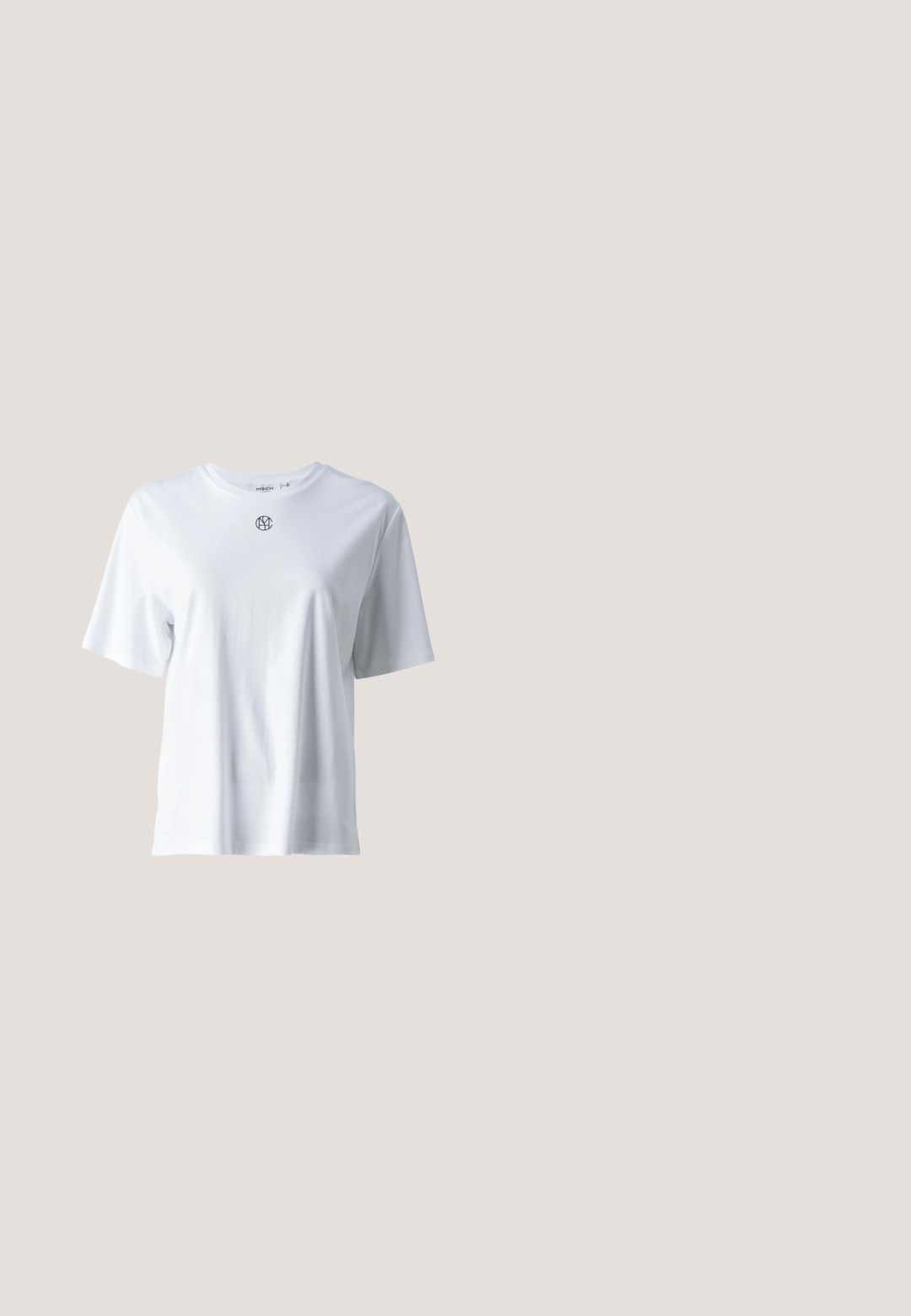 Witte katoenen t-shirt met korte mouwen en ronde hals. Heeft een klein zwart logo in het midden van de borst. Soepele textuur, casual ontwerp.; Lichtgrijze vervaagde rechte spijkerbroek met voorzakken, riemlussen en een knoop- en ritssluiting.; Zwarte slingback platte schoen met puntige neus, mesh bovenwerk, verstelbare gespsluiting en lage gestapelde hak op witte achtergrond.; Zwarte rechthoekige zonnebril met donkere lenzen. Heeft een soepel plastic montuur en "vogue"-branding op de pootjes.; Zwarte leren tas met een ronde handgreep, zilveren rits, witte bontafwerking en een lange crèmekleurige kwast aan de voorkant.; Zilveren oorringen met een gebogen, glanzende afwerking en een naadloos ontwerp. Voorzien van een scharnier slot voor veilige draagbaarheid.