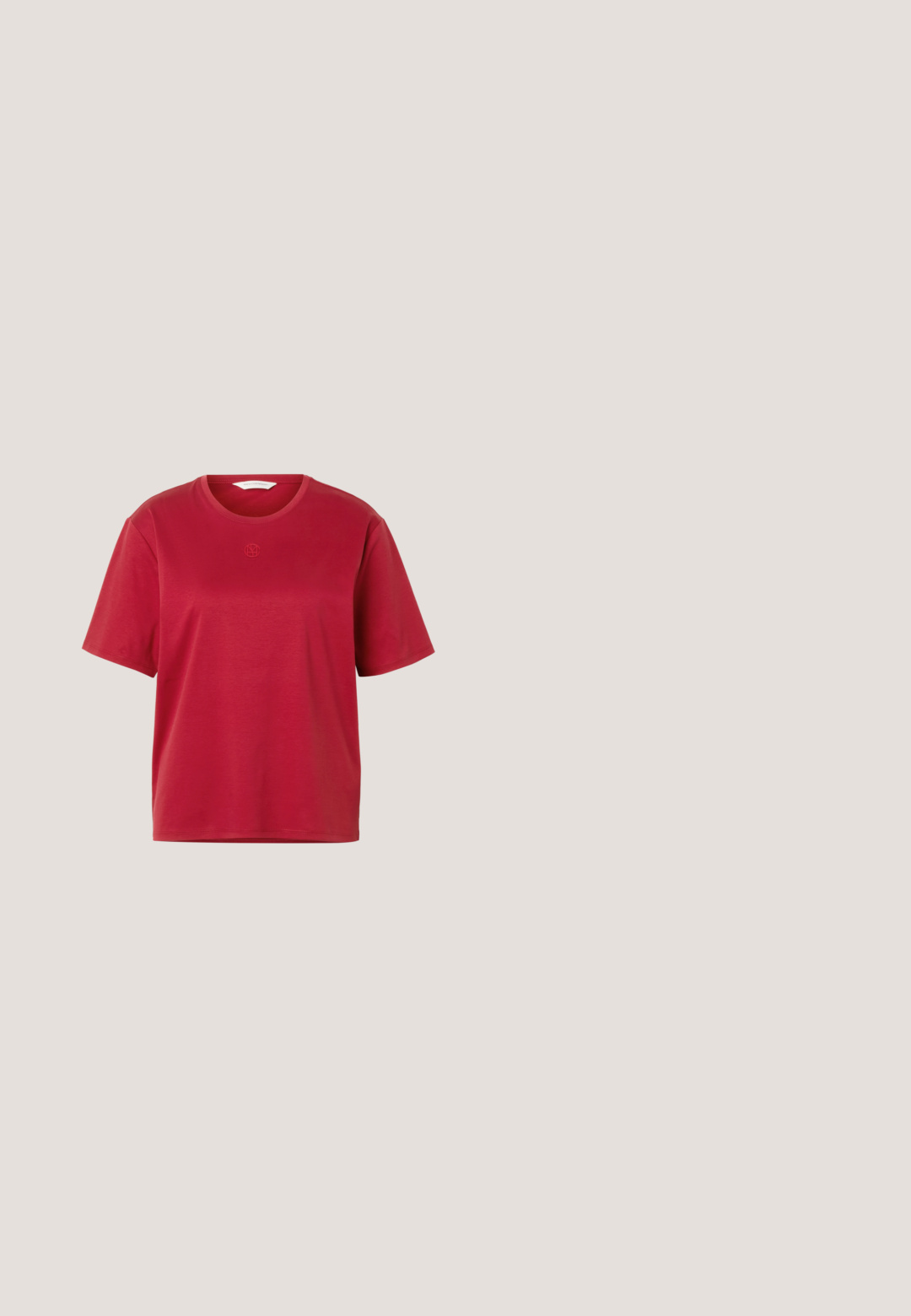 Κόκκινο βαμβακερό κοντομάνικο T-shirt με στρογγυλή λαιμόκοψη και μικρό κεντημένο λογότυπο στο κέντρο κάτω από τη λαιμόκοψη, εμφανιζόμενο σε λευκό φόντο.; Μαύρα τζιν παντελόνια με φαρδιά μπατζάκια, εμπρόσθιες τσέπες, κλείσιμο με κουμπί και εμφανή ραφές, εμφανίζονται πάνω σε απλό λευκό φόντο.; Μαύρες δερμάτινες μποτες μέχρι το γόνατο με λεία υφή, χοντρές σόλες και πλάγιες φερμουάρ. Ο σχεδιασμός διαθέτει διακριτές ραφές.; Μαύρη λείο δερμάτινη τσάντα ώμου με φαρδιά, μονή λαβή και άνετο, μίνιμαλ σχέδιο πάνω σε απλό φόντο.; Χρυσά μεταλλικά σκουλαρίκια με κυματιστό σχέδιο; λεία, ανακλαστική επιφάνεια; ασύμμετρο σχήμα; χωρίς ορατά μοτίβα ή μηχανισμούς.; Μαύρη δερμάτινη ζώνη με ασημί μεταλλική αγκράφα και διπλές λεπτομέρειες, με υφή και μυτερή άκρη για ασφαλή εφαρμογή.