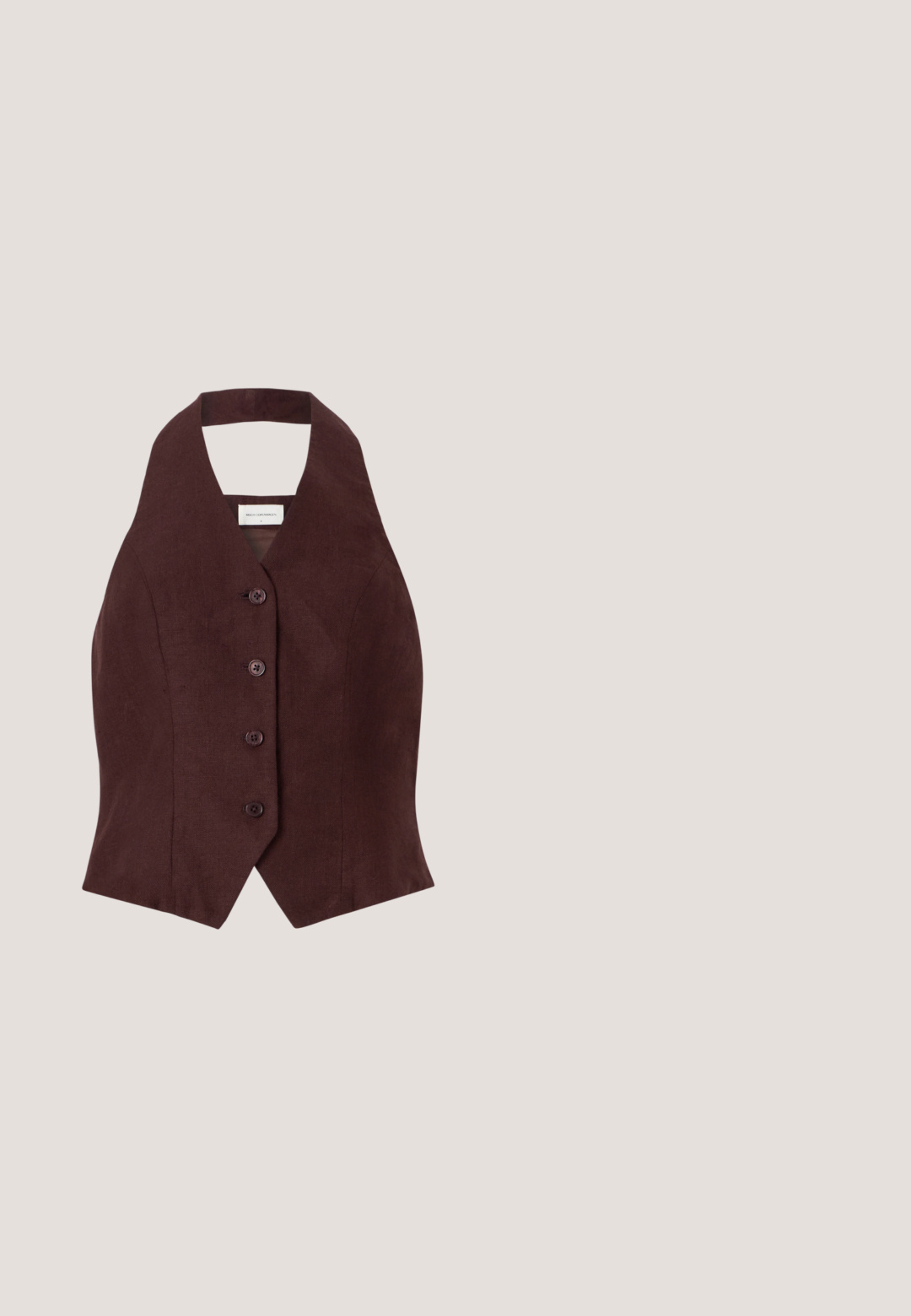 Chaleco de lino burdeos con un cuello alto, cinco botones circulares en el centro y una forma ajustada que se estrecha en la cintura.; Pantalones de pierna ancha azul marino hechos de tejido suave, con dos bolsillos frontales y pliegues delanteros, de corte recto y dobladillo limpio.; Sandalias de slide abiertas de color burdeos oscuro, hechas de cuero suave, con un diseño redondeado y un tacón grueso para mayor estabilidad. Se muestra vista lateral.; Gafas de sol rectangulares negras con lentes oscuros, montura de plástico grueso y patillas anchas. Superficie lisa y diseño anguloso.; Bolso cruzado de imitación cuero marrón con cierre de solapa, herrajes en tono dorado y detalle de borlas en el lateral. Correa ajustable para un uso versátil.; Pendientes en forma de media luna de oro con un acabado suave, que presentan acentos naranjas cerca del pasador y herrajes de plata.