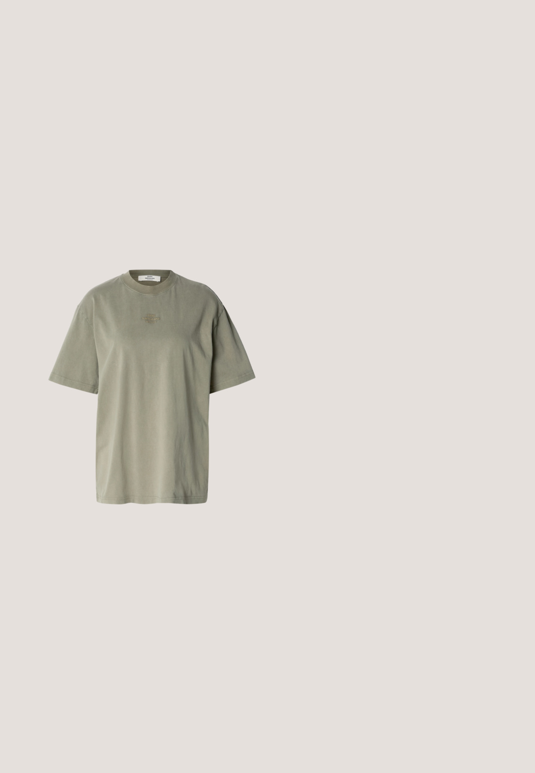 T-shirt oversize manches courtes en vert olive avec col rond et petit logo de marque brodé centré sur la poitrine.; Jean en denim noir coupe large avec finition délavée, doté de deux poches avant et d'une fermeture à bouton à la taille. Design classique à cinq poches.; Botte en cuir noir à cheville avec un bout rond, texture lisse et un talon épais, présentant un tige ajustée et un subtil détail de couture.; Lunettes de soleil noires à monture angulaire avec verres foncés et petit logo crocodile argenté sur la branche, posées sur une surface blanche.; Sac à main rectangulaire rouge avec longues bretelles et petit logo doré « Calvin Klein » sur le devant, présenté sur fond blanc uni.; Boucles d’oreilles créoles en métal argenté avec une surface lisse légèrement incurvée et des fermoirs à clapet sur un fond blanc uni.
