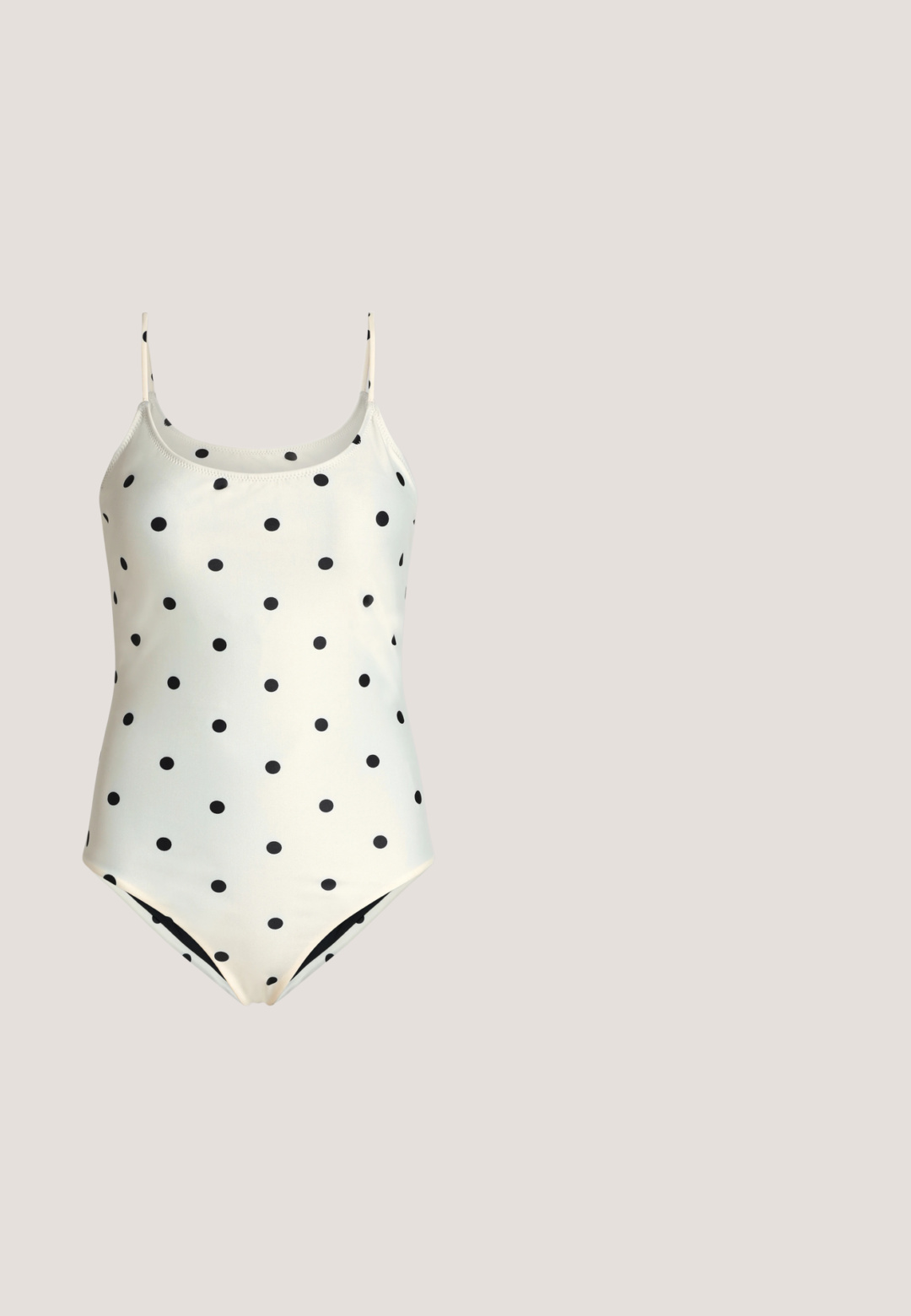 Maillot de bain une pièce blanc à pois noirs avec fines bretelles, présenté sur un fond uni.; Jupe enveloppante en crème avec un motif géométrique rose. Dotée d'un détail de nœud sur le côté et d'un design évasé pour un ajustement décontracté. Texture de tissu lisse.; Chaussure à talon haut en cuir noir avec un bout pointu, texture lisse et un talon effilé. Design minimaliste, sans embellissements supplémentaires.; Petit sac à main beige et noir avec bandoulière chaîne dorée et détail métallique doré sur l'avant, sur un fond clair uni.; Boucles d'oreilles en résine noire avec un design incurvé et abstrait. Surface polie et fermoir à tige. Texture lisse, forme compacte.; Ceinture en cuir noir roulée avec boucle rectangulaire en métal argenté et passant de ceinture en métal noir, sur fond blanc.
