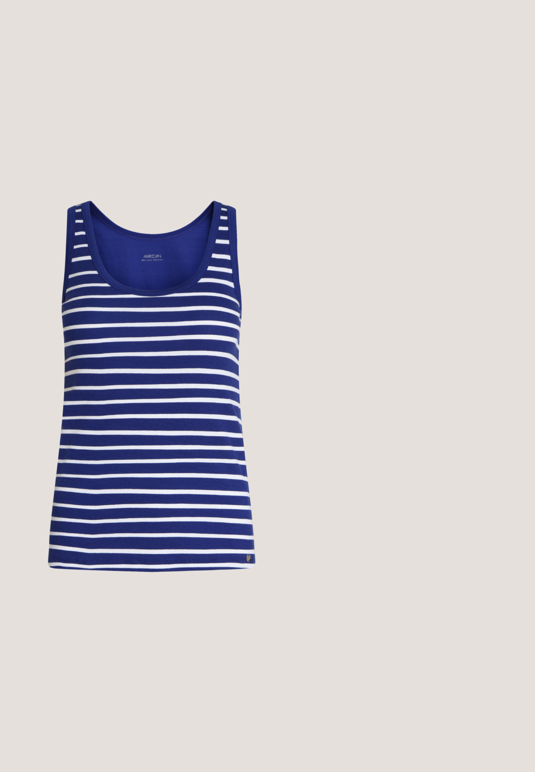 Débardeur sans manches à rayures horizontales bleues et blanches, avec encolure dégagée et petit logo métallique sur l'ourlet inférieur.; Jean en denim bleu à taille haute et jambes larges, avec poches plaquées à l'avant et ceinture assortie munie d'une boucle carrée en métal.; Escarpin à petit talon en cuir brun foncé, à bout pointu et finition lisse, présenté de profil sur fond blanc uni.; Sac bandoulière en cuir marron foncé avec une forme souple et décontractée et une anse nouée torsadée sur un fond blanc uni.; Boucle d'oreille en argent avec une finition polie, présentant de petits détails en or et de forme ronde, portée sur le lobe.; Ceinture en cuir marron roulée avec une boucle rectangulaire dorée brillante et un petit logo métallique rond près de la pointe.