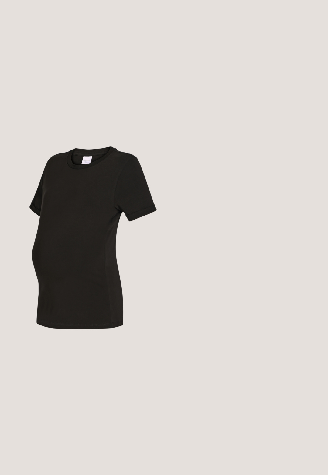 T-shirt de maternité noir à manches courtes avec col rond et côtés froncés pour l'élasticité et le confort.; Pantalon noir court à jambes larges avec des rayures blanches horizontales et une taille élastique sur un fond clair uni.; Chaussure plate en cuir noir à bride arrière, bout pointu et petit talon carré, flottant au-dessus d'un sol en béton à l'intérieur.; Lunettes de soleil noires à monture œil de chat avec des verres foncés et le logo « QUAY » sur les branches, posées sur une surface claire.; Sac à main en cuir noir brillant avec une seule bandoulière et une fermeture rectangulaire centrale dorée, sur un fond clair uni.; Collier chaîne en or avec un petit pendentif en forme de fleur rouge et jaune centré sur un fond clair uni.