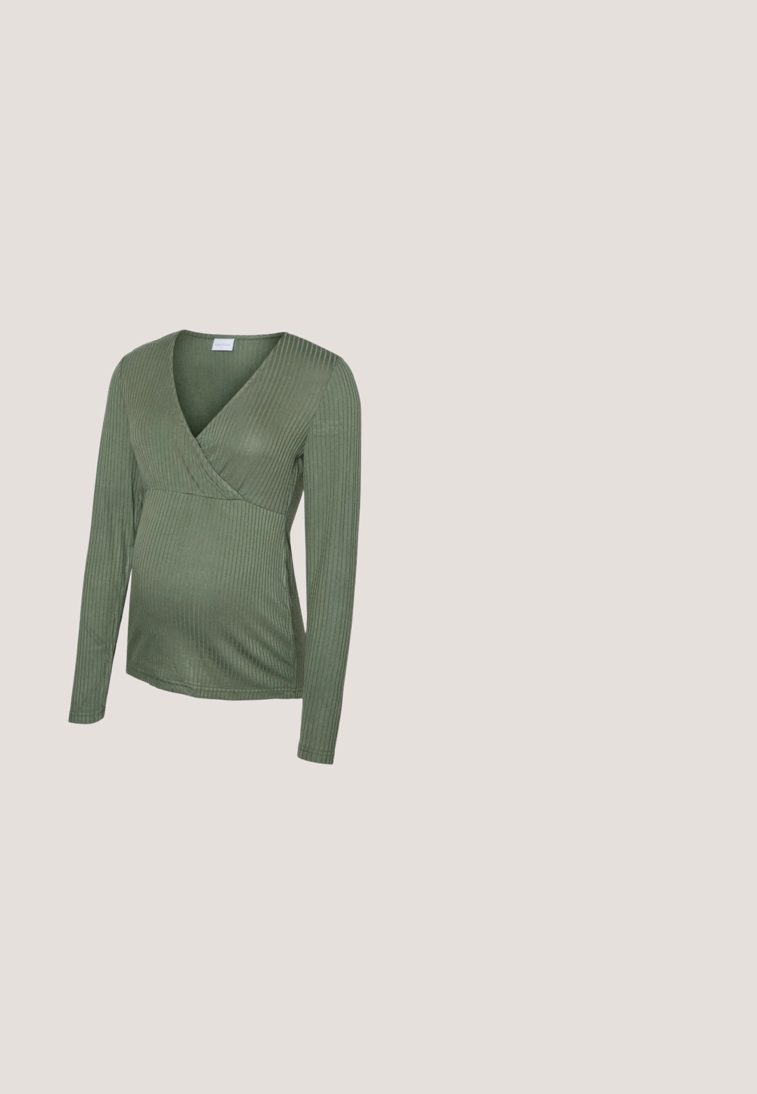 Vihreä ribbineulottu pitkähihaisen äitiystopin kietaisumalli, pehmeä rakenne ja istuva muotoilu, sopii kasvavalle vatsalle.; Äitiysfarkut tummansinisestä denimmateriaalista. Slim fit -malli, jossa on joustava ja tukevan tuntuinen vatsanyö. Sivuissa vetoketjut nilkassa.; Musta nahkainen loafer-kengän kultainen solkisomiste, asetettuna teksturoidun sinisen maton päälle ja sumennettuna harmaan veistoksen taustalla.; Kilpikonnakuosiset aurinkolasit ovaalikehyksillä, punertavilla linsseillä ja ohuilla varsilla. Ominaisuuksiin kuuluu pieni kultainen yksityiskohta ja brändäys sangan kohdalla.; Musta, sorapintainen nahkainen, sirpinmuotoinen käsilaukku, jossa on yläkahva sekä kullanväriset vetoketju- ja metalliosat.; Hope hopea halkaisijaltaan pitkäsoikeat lenkit, joissa on kiillotettu pinta ja teksturoitu riippukoriste. Yksinkertainen muotoilu, jossa on sileät reunat.