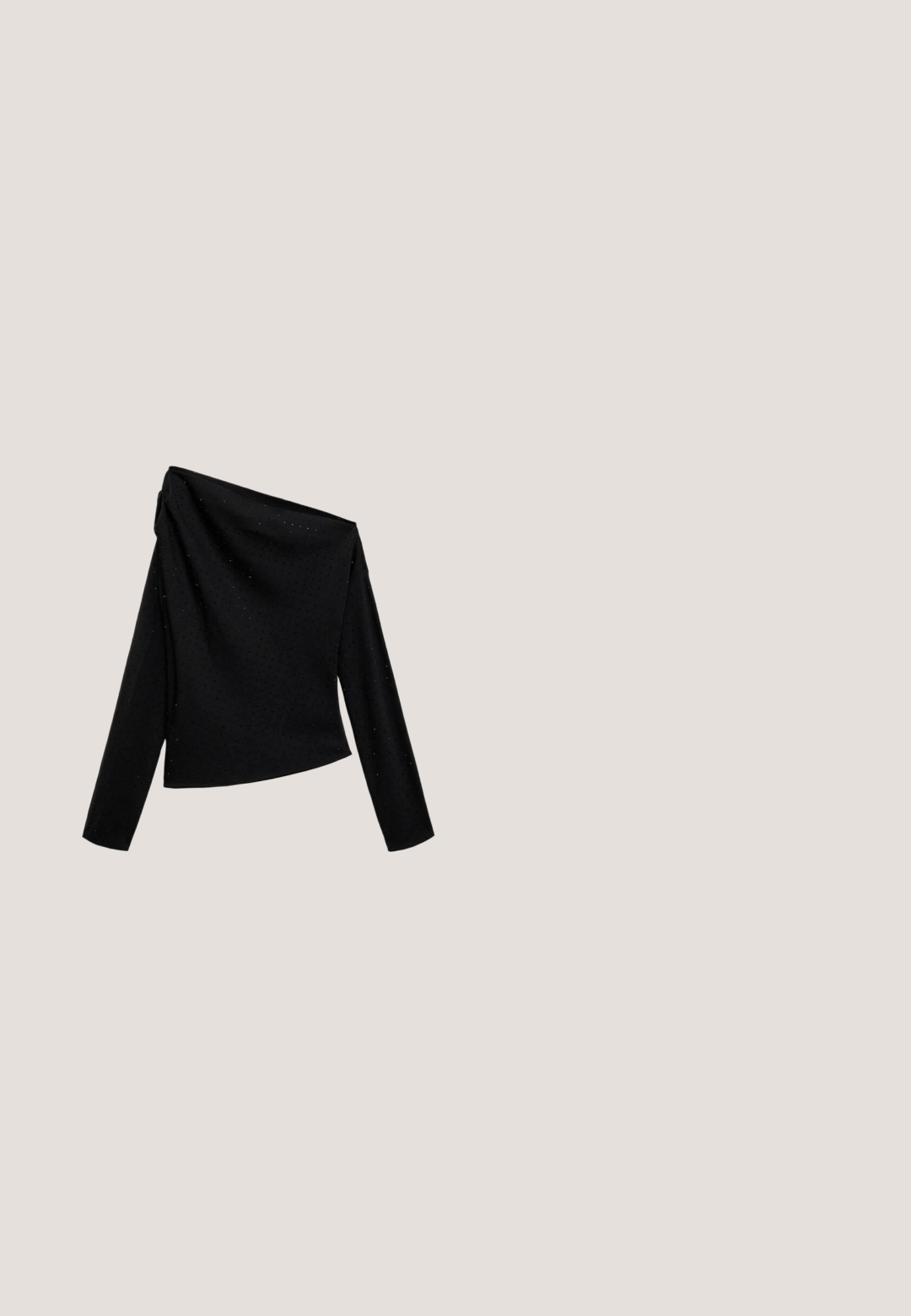 Sort off-shoulder top med lange ærmer, der har et tekstureret prikkemønster og draperet design, lavet af et glat, strækbart stof.; Sorte vidde bukser med glat stof, to frontfolder, en talje og en lige pasform uden synlige pynt.; Sorte åbne højhælede mules med en glat læderoverdel, mandelformet forparti og en slank stilettohæl. Detaljer i guldfarve er synlige.; Storede sorte oversized solbriller med katteøjeform, mørkt tonede linser og glansfuldt plastisk stel. Har tykke stænger for støtte.; Sort læderhåndtaske med rektangulær form, glat tekstur og to runde håndtag. Har en lynlåslynlås og ingen synlig hardware.; Guldplaterede metalløreringe med ribbet design, præsenteret i en rund form og glat tekstur. To størrelser vist ved siden af hinanden.