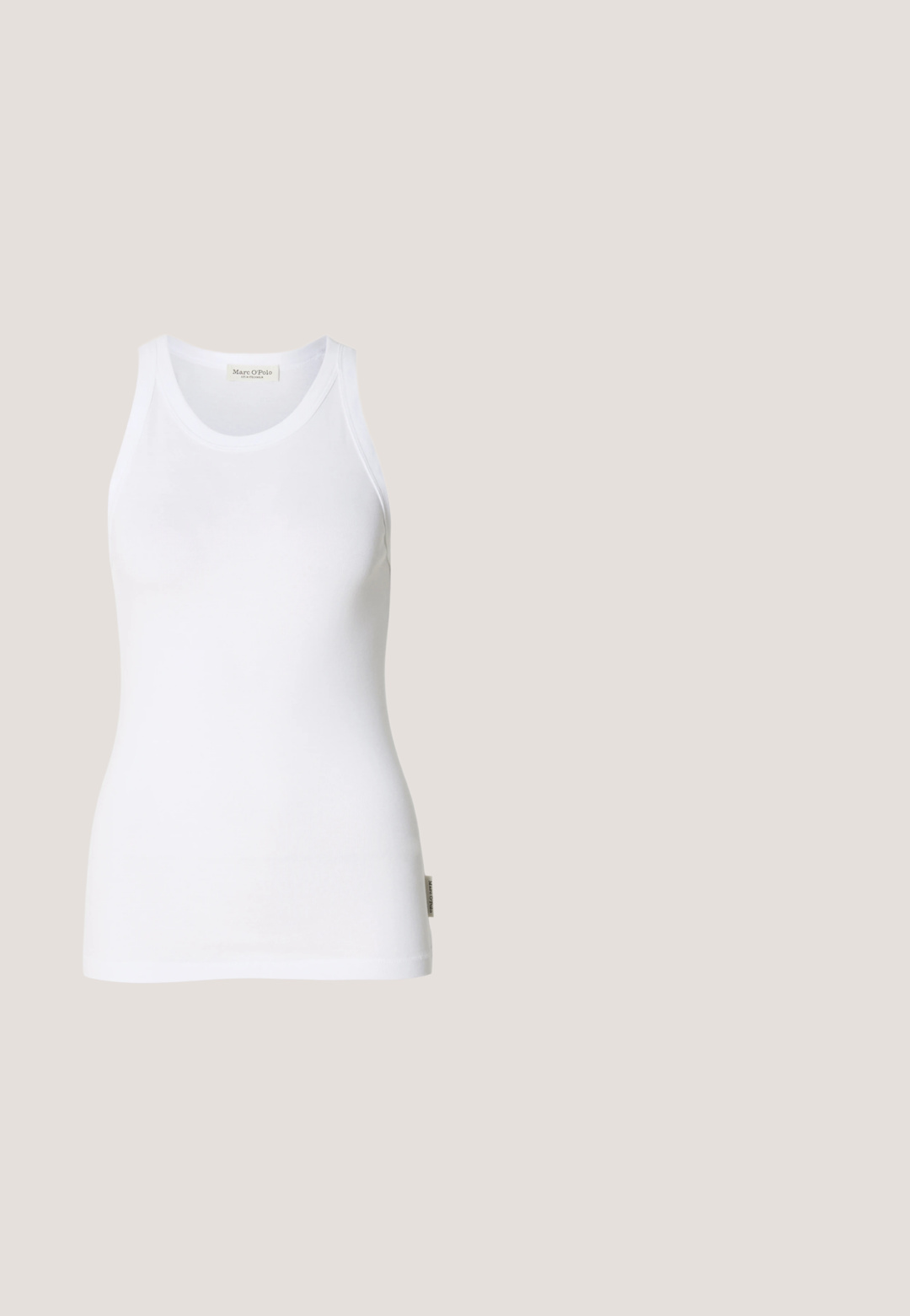 Débardeur en coton blanc sans manches avec encolure ras du cou, côtés sans coutures et petite étiquette logo en bas à gauche. Texture lisse.; Pantalons taille haute en gris clair, à jambes larges, fabriqués en tissu doux. Comprend deux plis avant, deux boutons de fermeture et une texture lisse.; Sandale beige à enfiler avec deux brides souples, dont une avec une découpe circulaire, et une semelle noire texturée.; Sac fourre-tout beige en faux cuir texturé, doté de poignées doubles et d'accents en métal doré. Le design présente un détail avant fendu.; Boucle d'oreille en argent avec une finition polie, présentant de petits détails en or et de forme ronde, portée sur le lobe.; Ceinture en cuir marron enroulée avec une grande boucle ovale en or brillant sur fond blanc.