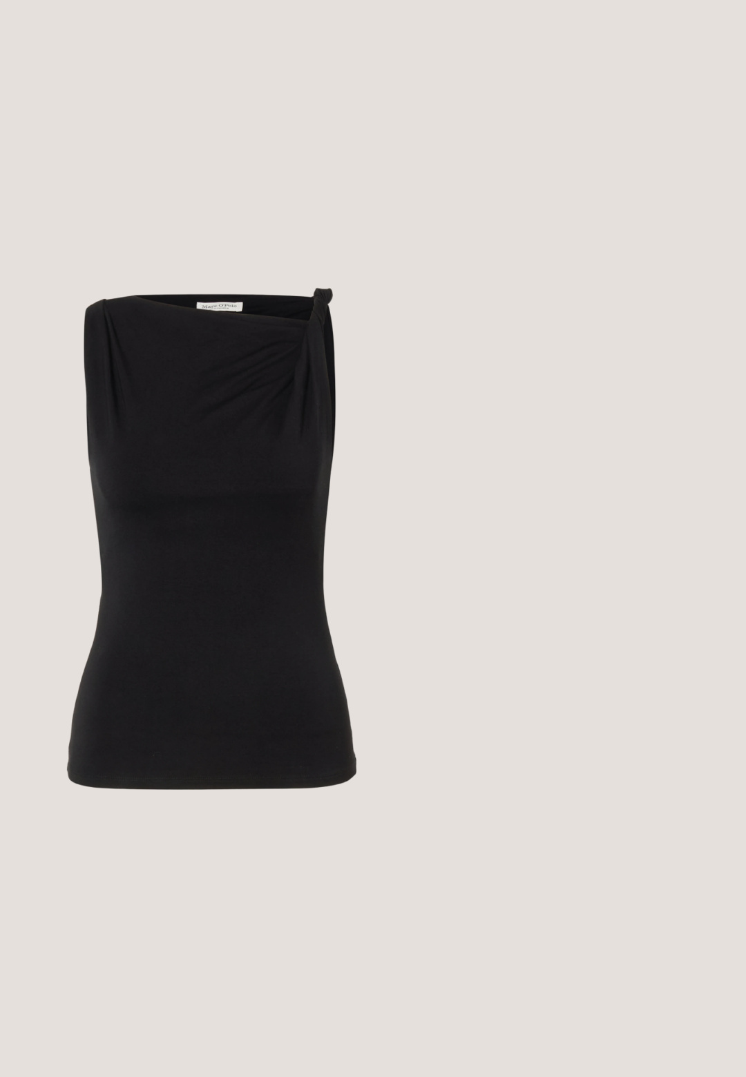 Zwarte, mouwloze nauwsluitende top met asymmetrische halslijn en een klein knoopdetail op één schouder.; Zwarte leren rok met een soepele textuur, voorzien van een geplooid gedeelte aan één kant en een zijspleet voor extra detail.; Zwarte leren enkellaarsjes met een spitse neus, stevige vierkante hak en een fraaie uitstraling. Beschikt over elastische zijpanelen voor gemakkelijke aan- en uittrekken.; Zwarte leren hobo-tas met een gestructureerde afwerking, voorzien van een gouden sluiting en een enkele gebogen handgreep om over de schouder te dragen.; Twee paar gouden geometrische creolen op een effen witte ondergrond, een paar vierkant en massief, een paar rechthoekig en hol.; Zwarte leren riem met twee ronde zakken, vastgezet met zilveren drukknoopjes. Glad oppervlak, licht gebogen ontwerp.