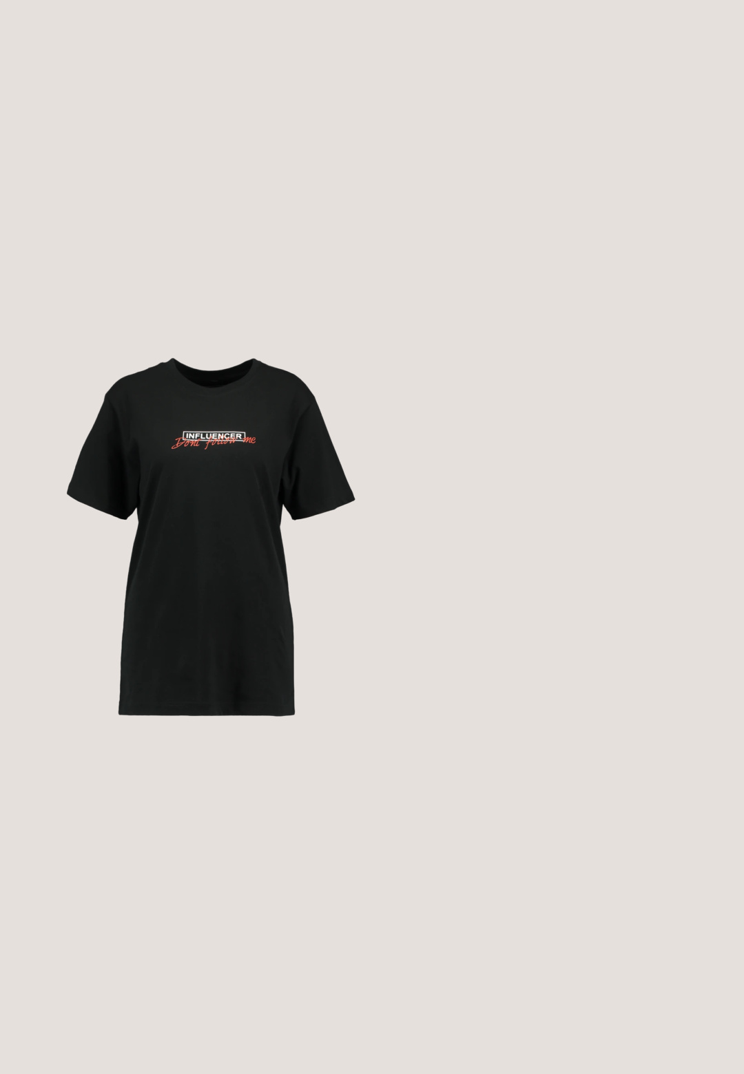 Zwarte katoenen t-shirt met korte mouwen, ronde hals, voorzien van witte en rode tekst "INFLUENCER" en "Volg Mij Niet." Regular fit, soepele textuur.; Zwarte rechtlopende jeans met knoopsluiting, voor- en achterzakken, en koperen klinknagels op een witte achtergrond.; Lage zwarte sneaker met witte zijstreep, witte veters, witte rubberen zool en gestructureerde neus op een neutrale achtergrond.; Zwarte cat-eye zonnebril met grijs verlooplenzen. Dikke, glanzende kunststof montuur en taps toelopende armen. Geen zichtbare merknaam of versieringen.; Zilveren oorringen met een dun, glad ontwerp; langwerpige ovale vorm; gepolijste afwerking; voorzien van een veilige haaksluiting.; Zwarte leren riem met een rechthoekige zilveren metalen gesp. De riem heeft een gladde textuur en een taps toelopende punt.