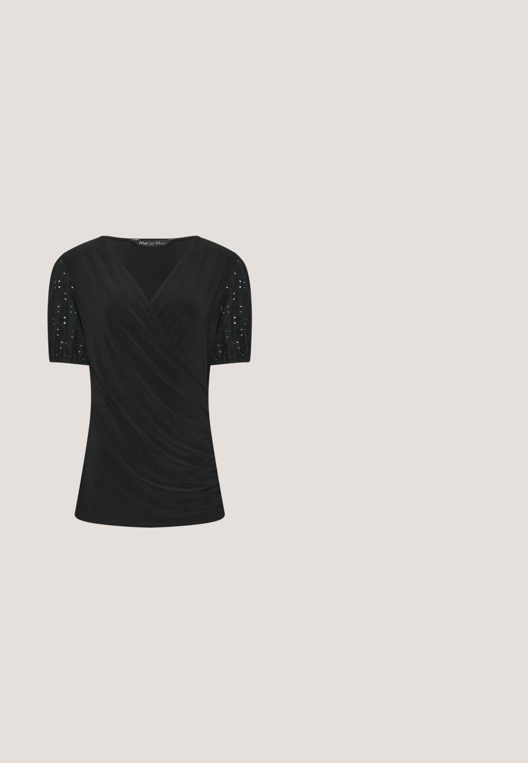 Blusa negra de manga corta con diseño cruzado en la parte delantera y mangas de encaje adornadas con lentejuelas. Sin botones ni estampados visibles en el cuerpo principal.; Pantalones de pierna ancha en tejido gris oscuro. Presenta pliegues en la parte frontal y dos botones decorativos en la cintura. Textura suave y forma entallada.; Zapato de tacón alto de ante marrón con punta afilada, correa fina en el tobillo y hebilla plateada sobre fondo blanco.; Gafas de sol marrones translúcidas con forma de ojo de gato y lentes oscuras, descansando sobre una superficie blanca.; Bolso tote de ante marrón con una forma estructurada, que presenta un cierre de metal plateado y dos asas. Textura suave con costuras de acento.; Collar rojo con dos hilos que presenta cuentas redondas y alargadas, colgantes texturizados en forma de cono y un cierre de cadena enlazada.