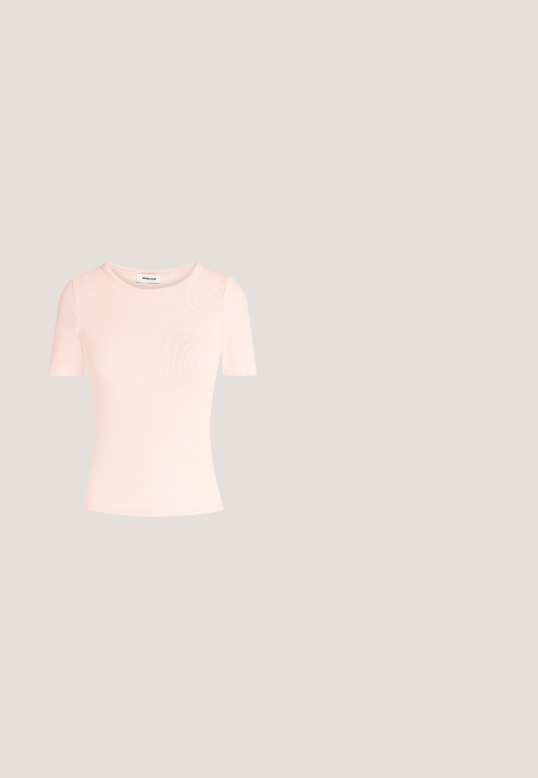 Haut en maille côtelée rose clair à manches courtes, avec un col rond et une silhouette ajustée, présenté sur un fond uni.; Jupe plissée noire avec une large ceinture, présentant des plis verticaux uniformes. Texture lisse avec un design fluide.; Bottines noires brillantes avec semelle lugg épaisse et bout rond, vue de côté sur un fond gris clair uni.; Sac à bandoulière en cuir noir de forme rectangulaire, au design plat, avec une sangle réglable et un détail logo doré sur le devant.; Bracelet manchette ouvert en or avec des segments arrondis aux bords lisses et une finition polie légèrement texturée.; Ceinture en cuir noir avec une boucle en métal argenté, présentant une texture lisse et un design épuré et minimal.