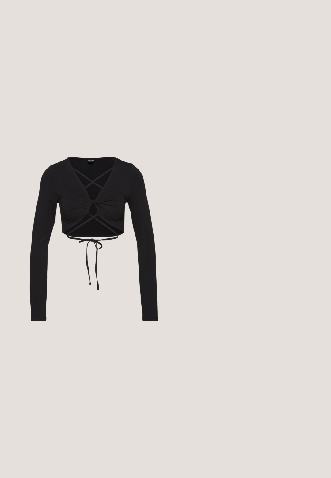 Monki Langærmet T-shirt - black; Sorte slim-fit jeans med frontlommer, bæltestropper, knaplukning og lynlås, præsenteret mod en hvid baggrund.; Steve Madden MILANO - Højhælede sandaletter / Højhælede sandaler - black; Sorte, kantede solbriller med grå linser; lavet af plast, med tykke stænger med en glat overflade og ingen synlig hardware.; Sorte og sølv håndtaske med en tekstureret overflade, der har et diamantmønster, en knyttet håndtag og en struktureret form.; Sølvøreringe med et minimalistisk design. Cirkulær form, glat tekstur og tynd profil. Letvægtige med en poleret overflade.