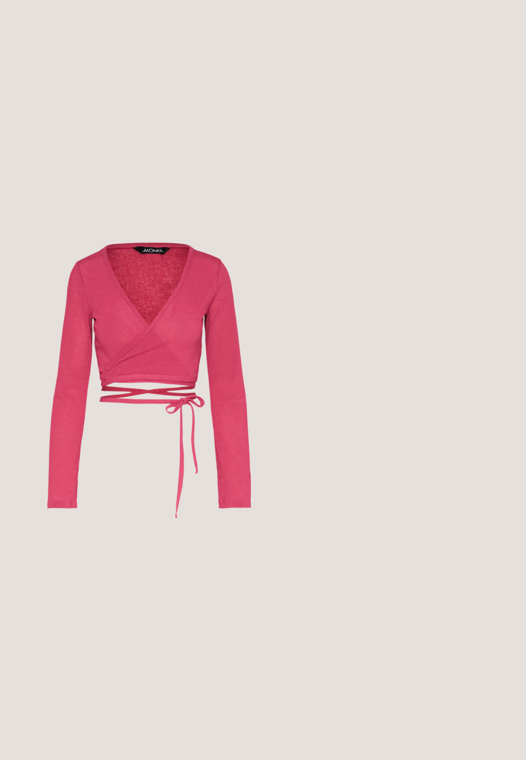 Monki T-shirt à manches longues - pink; Pantalons larges roses vifs avec une texture lisse, dotés d'une ceinture plate et de deux boutons noirs à l'avant.; Sandales à plateforme roses avec un talon compensé haut, dotées de deux fines lanières à l'avant et d'une lanière au niveau de la cheville avec une boucle métallique. Texture lisse.; Lunettes de soleil transparentes roses avec des verres ovales, teintés d'un rouge foncé, et des branches fines, présentant une finition lisse et des détails subtils sur la monture.; Sac à main rose rembourré avec un design arrondi, fabriqué à partir d'un matériau brillant. Dispose d'une poignée froncée et d'une fermeture éclair pour un accès sécurisé.; Boucles d'oreilles en argent avec des chaînes pendantes, présentant plusieurs pierres précieuses claires disposées en motif linéaire, offrant un effet scintillant.