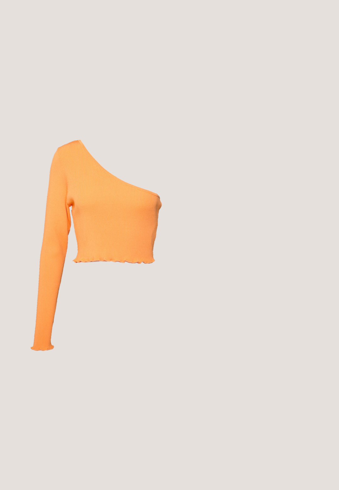 Monki Camiseta de manga larga - orange; Pantalones vaqueros de corte recto en azul oscuro con costuras naranjas, cinco bolsillos y cierre de botón, colocados planos sobre un fondo claro.; Zapato de cuero negro con dos correas de hebilla, detalles perforados, puntera redondeada y un acento de costura amarilla alrededor de la suela.; Gafas de sol negras con lentes grises, presentando un patrón enrejado de pequeños rhinestones metálicos a lo largo de las monturas. Acabado suave, diseño angular.; Bolsa tote de denim azul con correas largas y un bolsillo externo cosido sobre un fondo claro y liso.; Pendientes de aro de plata con un diseño suave y redondeado y un acabado brillante. Presentan un cierre de bisagra sencillo para facilitar su uso.