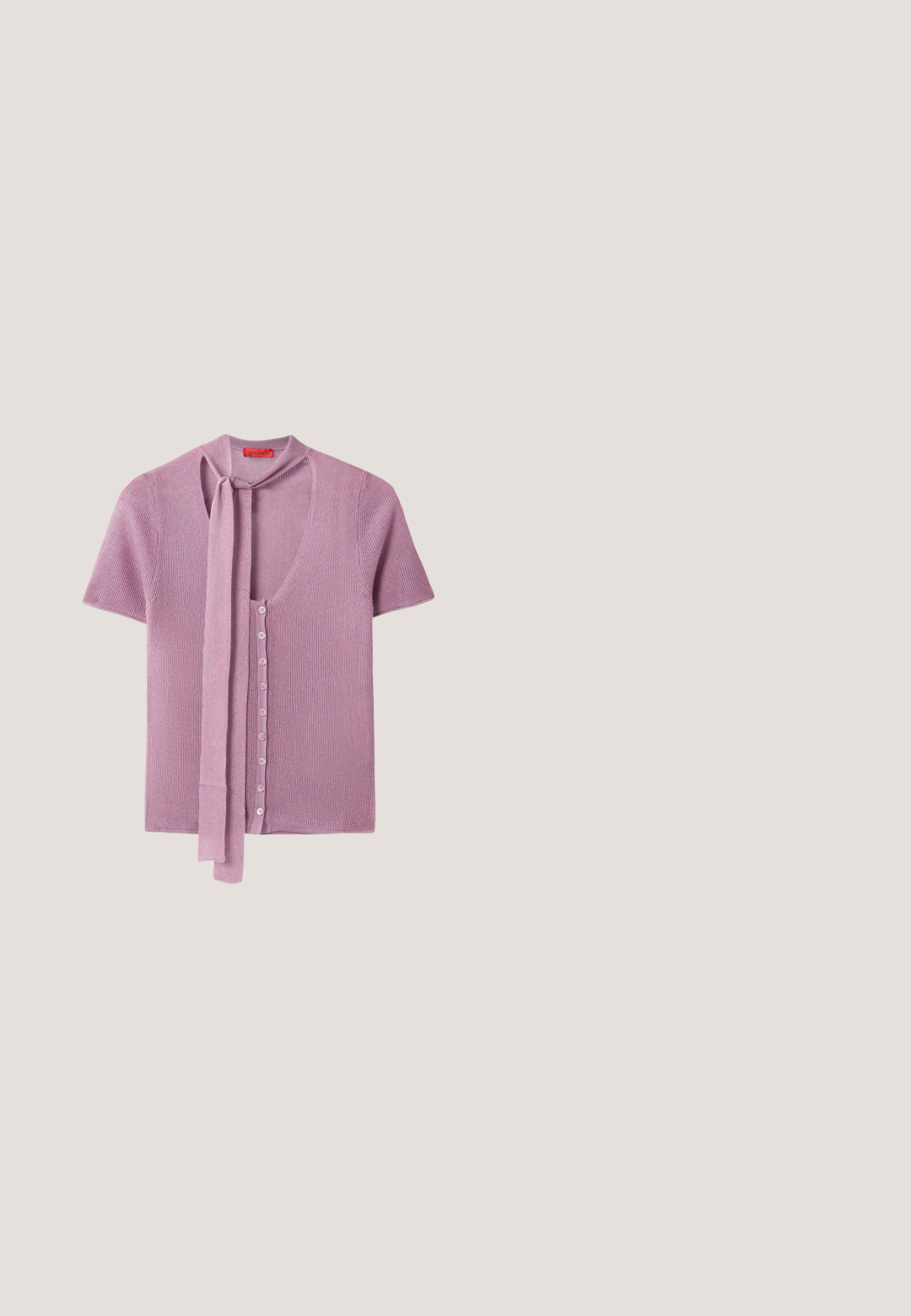 Neulecardigan vaaleanpunaisena, jossa on V-poola, lyhyet hihat ja nauha kauluksessa. Kuusi napin sulkemista, jossa on ribbetty rakenne.; Off-white suoralahkeiset farkut, joissa etutaskut ja beigenvärisiä virkattuja tilkkutöitä oikeassa reidessä ja polvessa.; Musta kärjest terävä muleslotti matalalla kitten-korolla ja päällekkäisillä leveillä remmeillä jalan päällä.; Läpinäkyvät vaaleanpunaiset kissansilmä-aurinkolasit, joissa on tummanruskeat linssit, lepäävät valkoisella pinnalla.; Ruskea mokkanahkainen olkalaukku, jossa läppäkiristys, musta nahkahihna ja etutasku. Yksinkertainen muotoilu tikkausyksityiskohdilla.; Korvarat krominvärisiä, vääntyneellä muotoilulla, joissa on sileä, kiillotettu pinta ja turvallinen suljin.