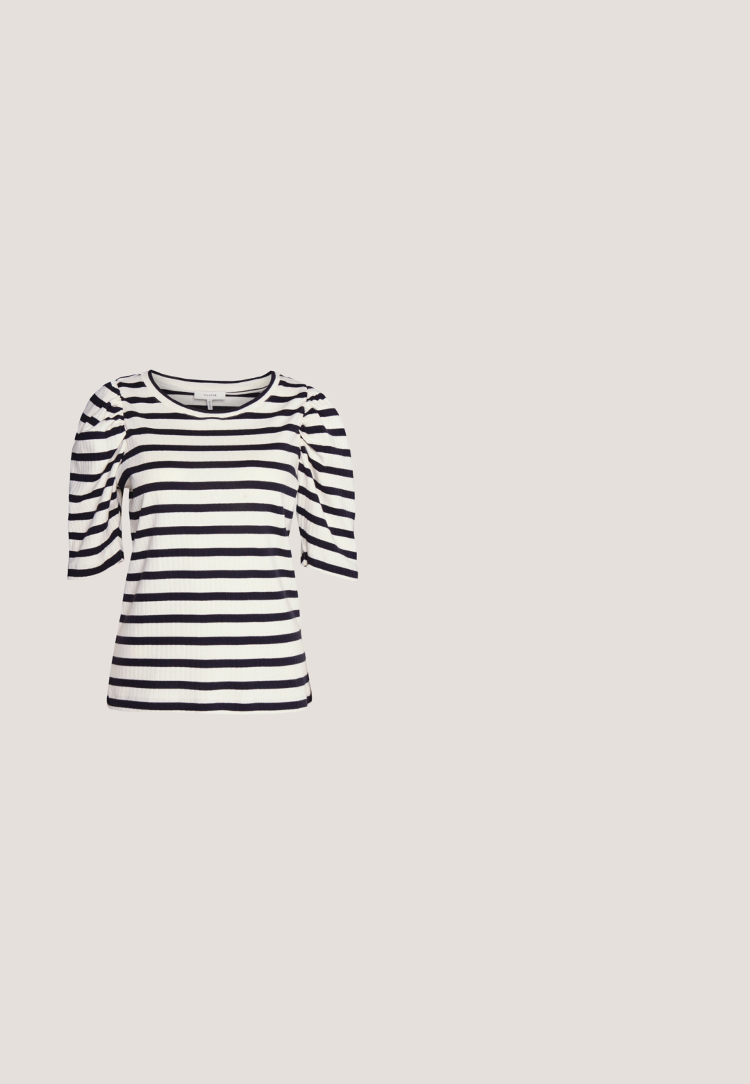 Gestreept jersey shirt met korte pofmouwen. Kenmerkt zich door marineblauwe en witte horizontale strepen en een ronde halslijn. Gekenmerkt door een gestructureerde ribstof.; Zwarte wijde broekspijp gemaakt van een gladde stof, met een hoge taille, voorplooien, een knoopsluiting en een rechte silhouet.; Zwarte glanzende platformklompen met een ronde neus, gebogen bovenkant en contrasterende witte stiksels langs de rand van de zool.; Zwarte rechthoekige zonnebril met grijs verlopende lenzen. Glanzend plastic frame, met gestructureerde zwarte pootjes en subtiele logo-details.; Zwarte embleem van krokodillenleer met een enkele schouderriem en een klein zilveren merkembleem aan de onderkant van de voorkant.; Gouden oorringen met een golvend ontwerp, voorzien van een witte parel als accent. De textuur is glad en de ringen zijn licht van gewicht.