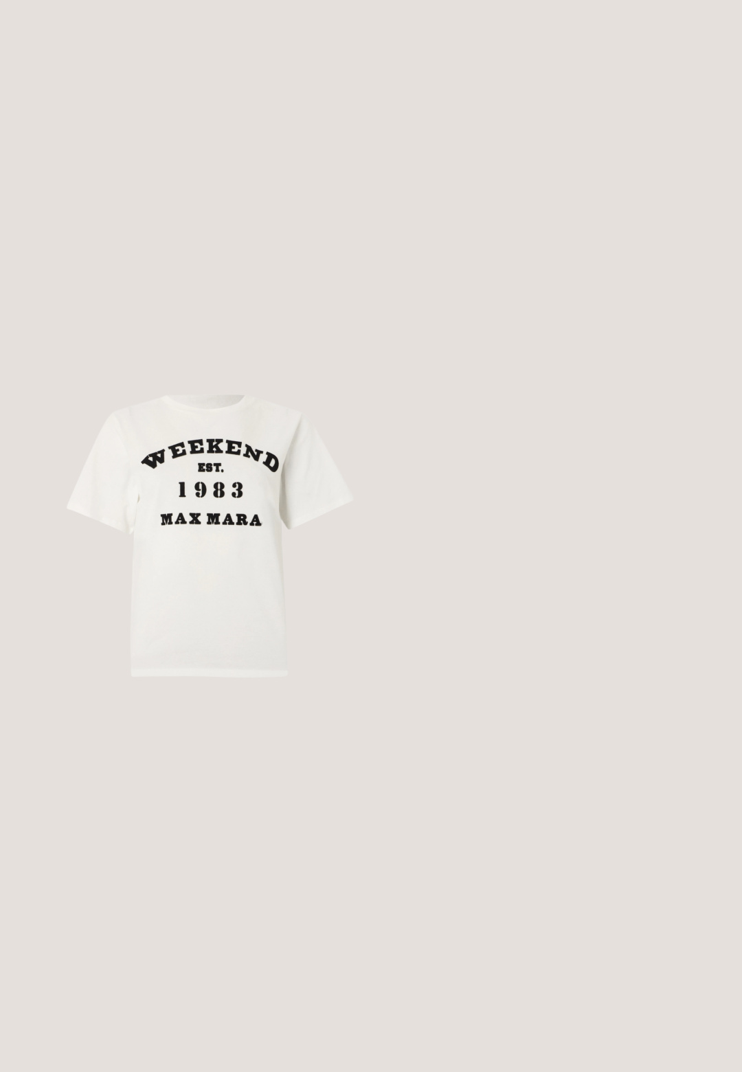 Hvid T-shirt med korte ærmer og sort tekst, der lyder "WEEKEND EST. 1983 MAX MARA" på forsiden mod en ensfarvet baggrund.; Denim nederdel med en blå krop, hvid perforeret talje og snoretræk. Har forlommer og en lige pasform med rå kant.; Sølv Mary Jane flad sko med en blomstformet spænde på stropen og en lys brun sål, vist i sideprofil.; COACH GLOVETANNED SOHO - Håndtasker - black; Sæt af skinnende sølvfarvede chunky hoop-øreringe med stift og trykknaplukning på enkel hvid baggrund.; Sort læderbælte med en kattehovedspænde i tegneseriestil, der bærer sorte solbriller, med lyserøde detaljer på ørerne og næsen.