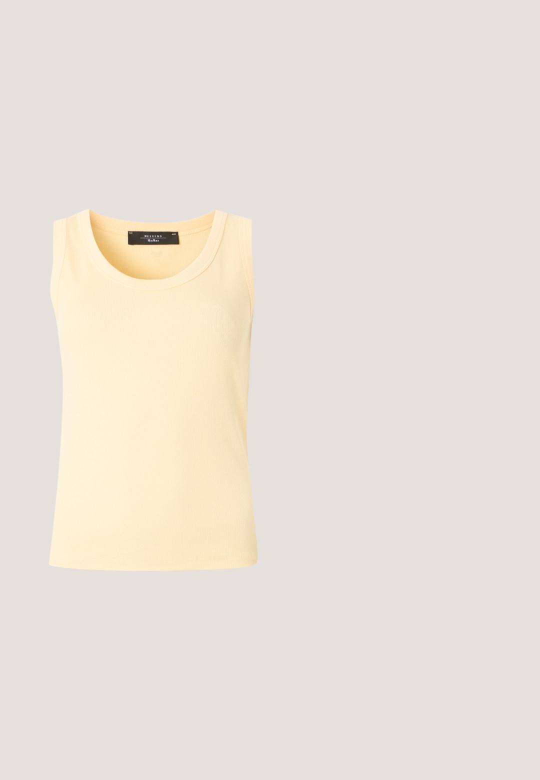 Ærmeløs ribstrikket tanktop i bleg gul med rund halsudskæring og sort mærke indvendigt i kraven.; Lyse denimbukser med lige ben, der har en frynset kant, kobberhardware og en fem-lomme design.; Hvid sneaker med lyserøde MK-logoaccenter, tekstureret hvidt stof og glat læder. Har en gummisål med tan-finish og snørelukning foran.; Rektangulære solbriller med en skildpaddemønstret acetatramme, brune tonede linser og gulddetaljer på stængerne, mærket "vogue."; Brun mønsteret skuldertaske med en rund form, guldfarvet hardware og en aftagelig vedhæng. Har lynlåslukning og læderrem.; Guld og sølv snoet armbånd med en lille indlejret diamantdetalje på en ens hvid baggrund.