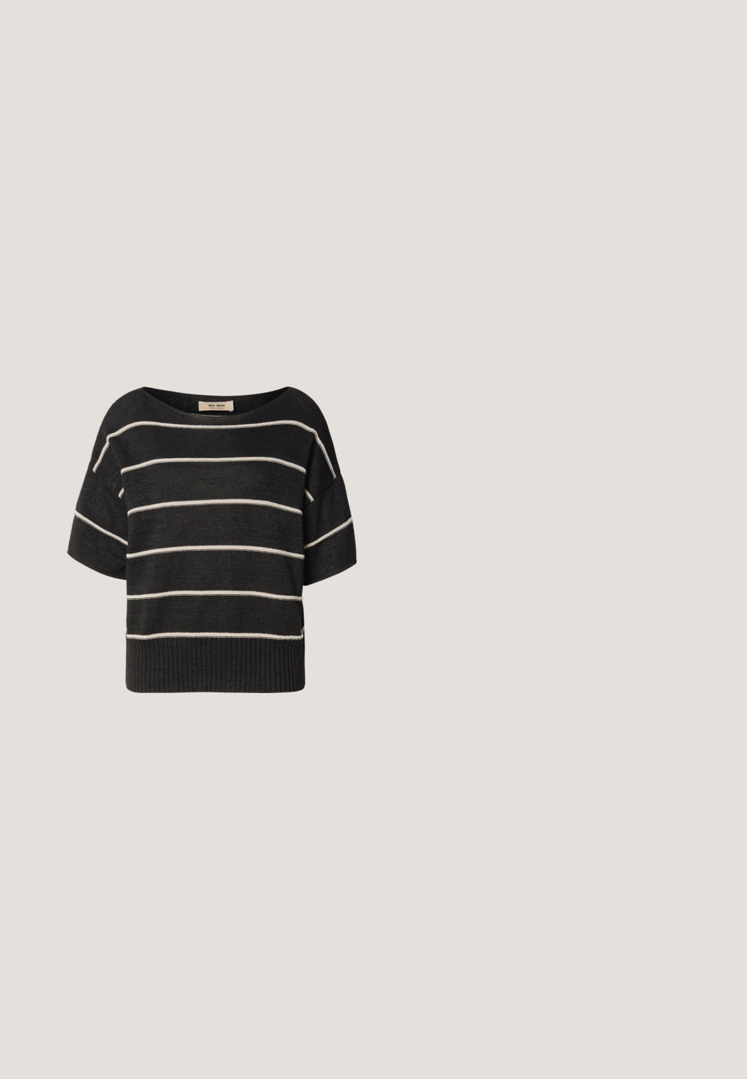 Pull en maille noire avec large encolure bateau, manches courtes et rayures blanches horizontales, doté d'un ourlet côtelé et d'une coupe décontractée.; Pantalon noir taille haute à jambes larges, avec plis avant et une ceinture en tissu avec une boucle circulaire. Texture lisse et design ajusté.; Chaussure Mary Jane en cuir noir avec doubles brides bouclées et détails brogue, flottant au-dessus d'un banc en bois avec en arrière-plan de l'herbe verte.; Sac seau en cuir noir avec deux bretelles réglables et des détails de couture minimalistes sur un fond uni.; Collier doré avec trois pendentifs irréguliers en forme de galets lisses sur une chaîne fine avec fermoir réglable.; Ceinture en cuir noir avec une boucle rectangulaire en or. La ceinture a une texture lisse et un subtil détail de couture le long des bords.