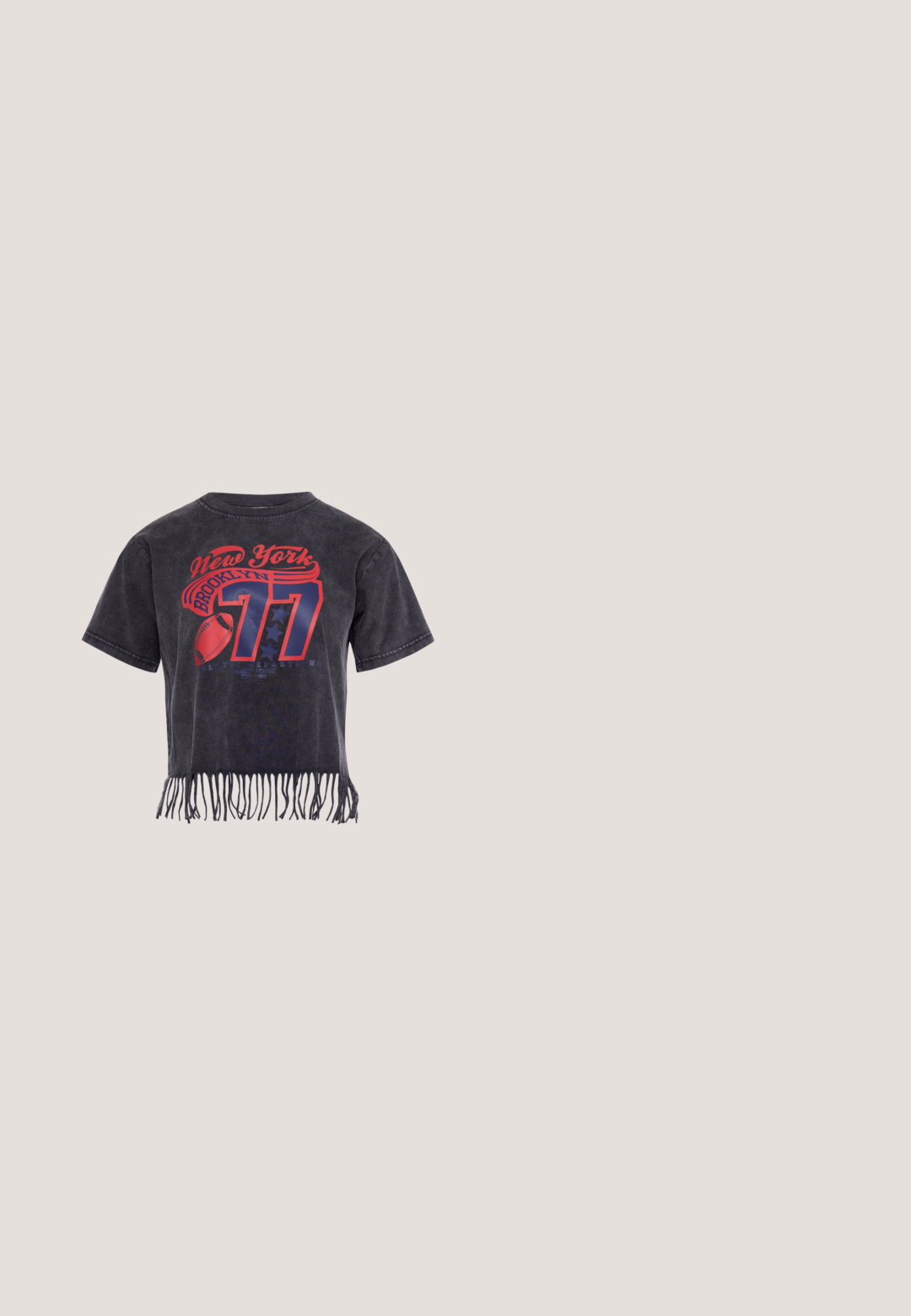 Sort kort t-shirt med frynsekant, rød og blå tekst med teksten "New York Brooklyn 77" og et fodboldmotiv på ryggen.; Lysblå denim mini nederdel med høj talje, frontlukning med knapper og to forlommer med justerbare stropper.; Hvide platformsko med en tekstureret overdel, der har iriserende accenter og en tyk ribbet sål. Snørebånd og en trækstrop bagpå.; Lille rektangulær håndtaske med sort strop, helt dækket af skinnende sølvfarvede rhinsten og en dekorativ rhinsten sløjfe på frontklappen.; Sølv hoops i hjerteform, prydet med hængende strenge af klare rhinsten for ekstra glans og struktur.; Sølvkædehalskæde med små rektangulære metalaccents jævnt fordelt og en justerbar lås på en hvid baggrund.