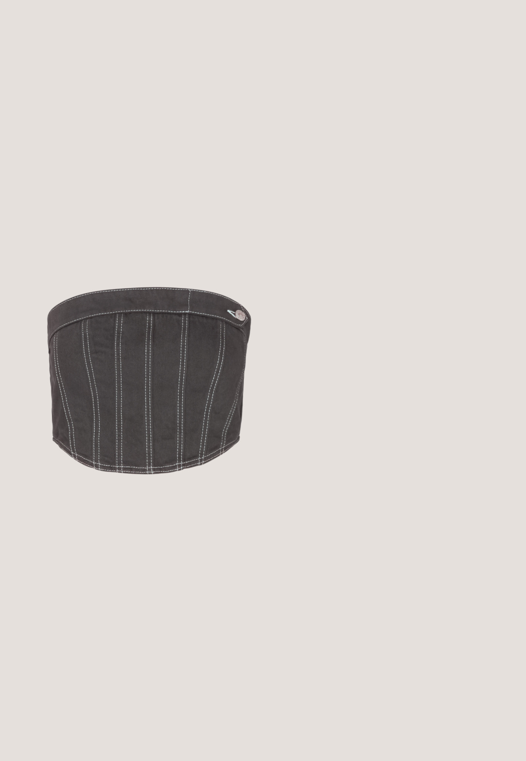 NA-KD CONTRAST STITCHING CORSET - Top - dark grey; Čierno-sivá midi sukňa s potlačou zo priesvitnej tkaniny, charakterizovaná volánovým dizajnom a nepravidelným lemom. Vzor pripomína zvieraciu srsť.; Jeffrey Campbell STRIPES - Klasické členkové čižmy - black; Oválne okuliare s kovovým strieborným rámom, priesvitnými šošovkami a textúrovanými perlovými akcentmi na spánkoch. Ľahký dizajn s zahnutými ramenami.; Malá kabelka so vzorom striebornej mriežky, zahnutým uchom, veľkou perlovou sponou a tenkým strieborným reťazovým remienkom na obyčajnom pozadí.; Náušnice s krištáľovým kvapkovým dizajnom a striebornými kovovými prvkami, s plošným štvorcovým náušnicovým zámkom a kaskádou radov obdĺžnikových a osmičkových krištáľov.