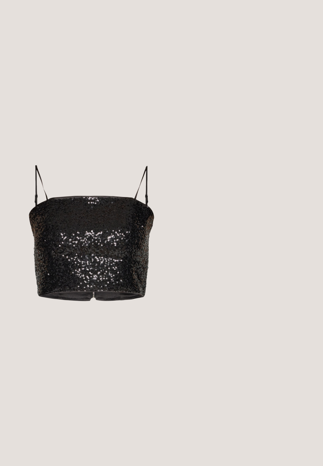 Top corto negro con lentejuelas, con tirantes finos ajustables, que presenta un diseño entallado y un cierre de cremallera en la parte posterior. Forro interior suave.; ONLY ONLJACI LILO  - Pantalones - silver; Zapatos de tacón de charol negro con plataforma y correa al tobillo, punta redondeada y tacón cuadrado, que muestran una textura lisa y brillante.; Gafas ovaladas con un marco metálico plateado, lentes transparentes y acentos de templos con textura de cuentas. Diseño ligero con brazos curvados.; Bolso de cuentas negras con una silueta curva, asa de transporte y textura brillante. Llevado con zapatos de tacón altos negros y pantalones cortos negros ajustados.; Collar de cadena plateada de múltiples hilos con un detalle central de nudo y un cierre ajustable con extensión, sobre un fondo liso y claro.