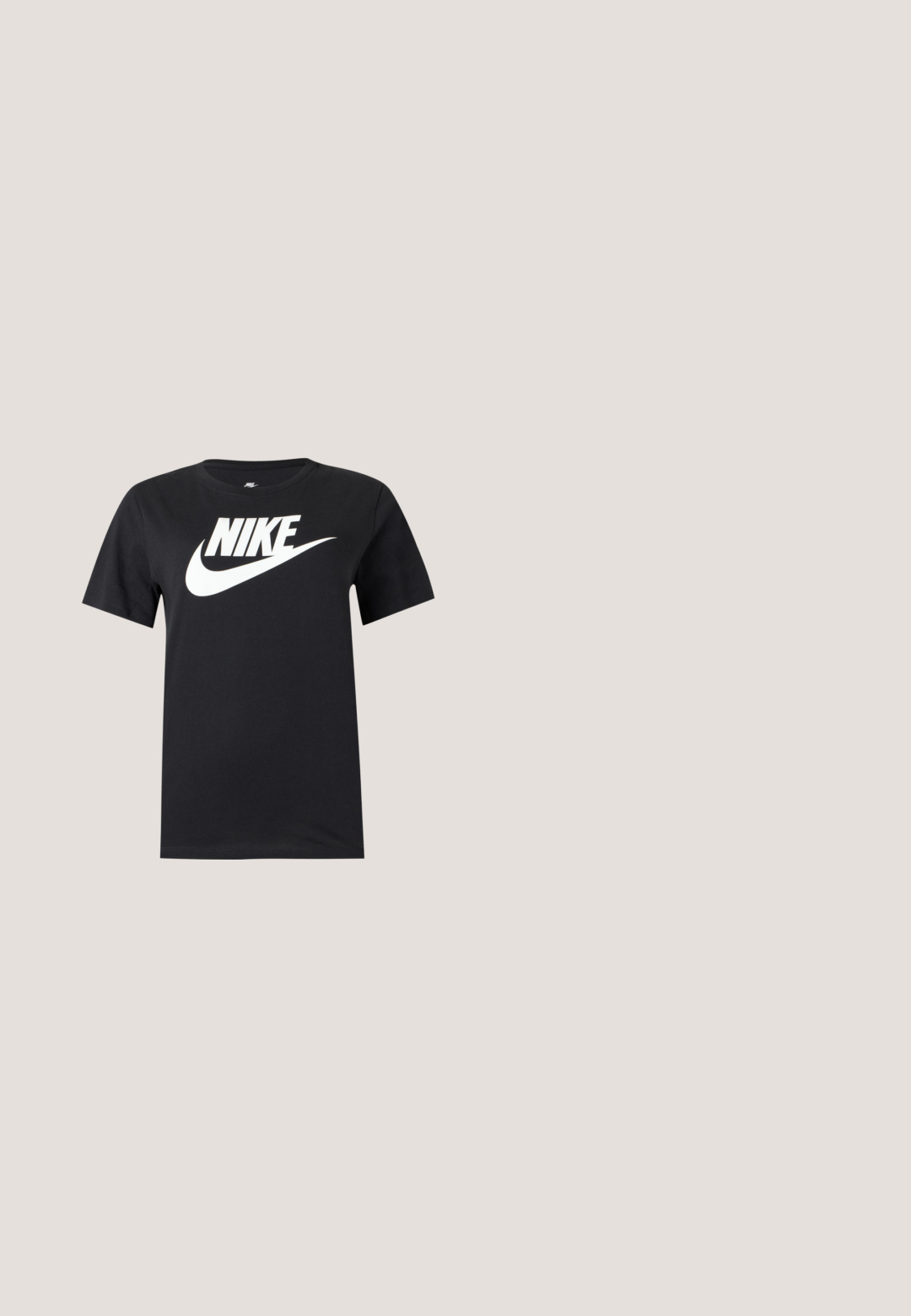 Sort T-shirt med korte ærmer med stort hvidt Nike-logo og swoosh over brystet på en ensfarvet baggrund.; Lysblå denim brede ben jeans med høj talje, klassisk fem-lomme design og kontrasterende syninger. Uslebne kanter i bunden.; Hvide klodsede sneakers med tykke såler, snørebånd foran og mærkeflag. Båret med lyseblå jeans med opsmøg på et mønstret gulv.; Sorte katteøje solbriller med mørkegrå linser, slankt plastisk stel, spidse hjørner og lige stænger. Ingen synlig hardware eller dekorationer.; Sort nylon skuldertaske med en buet form, sølvfarvet kædeaccent, aftagelig mini-pung og justerbar rem; prydet med "Steve Madden" logo.; Sølv hoops øreringe med et tyndt, glat design; langstrakt oval form; poleret finish; har en sikker krog lukning.