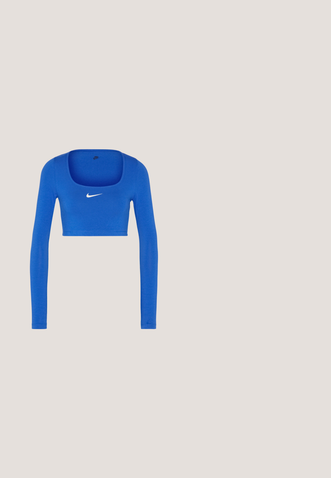 Nike Sportswear W NSW LS CROP TOP SW - Top s dlhým rukávom - game royal/phantom; BDG Urban Outfitters Kapsáče - bright blue; Biele a čierne športové topánky s červenými a zlatými akcentmi. Obsahujú sieťovinový zvršok, polstrovanú podrážku a bezpečný šnurovací dizajn.; Párik obdĺžnikových slnečných okuliarov s svetlomodrými priehľadnými rámami a tmavosivými sklami, s rovnými stranami a minimálnymi hardvérovými detailmi.; Mäkká, svetlošedá hobo taška vyrobená z syntetického materiálu. Obsahuje jeden polstrovaný popruh a bočné vrecko so zipsom.; Strieborné kruhové náušnice s hladkým, okrúhlym tvarom a lešteným povrchom. Obe náušnice sú rovnakej veľkosti a disponujú bezpečným uzatváracím mechanizmom.