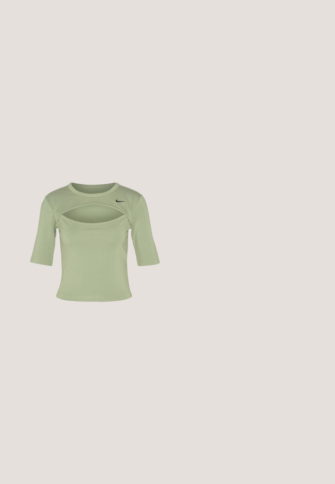 Nike Sportswear CUTOUT - Tričko s potlačou - oil green/black; Biele cargo nohavice s elastickým pásom, sťahovaním na šnúrku a bočnými vreckami. Mäkká textúra a voľný strih so rovnými nohavicami.; Tenisky Nike P-6000 s vrchným materiálom z jemnej šedej sieťoviny, čiernymi akcentmi a odolnou čiernou gumovou podrážkou. Obsahujú jemný dizajn a systém šnurovania.; Priehľadné plastové okuliare s námestovými rámami a priehľadnými šošovkami, s kultivovanými zlatými akcentmi na spánkoch pre zvýraznenie detailov.; Polstrovaná zelená ramenná taška s mäkkou textúrou, obdĺžnikovým tvarom, jedným popruhom a zlatou zipsovou uzáverou. Obsahuje prešívaný vzor.; Strieborné kruhové náušnice s hladkým, okrúhlym tvarom a lešteným povrchom. Obe náušnice sú rovnakej veľkosti a disponujú bezpečným uzatváracím mechanizmom.