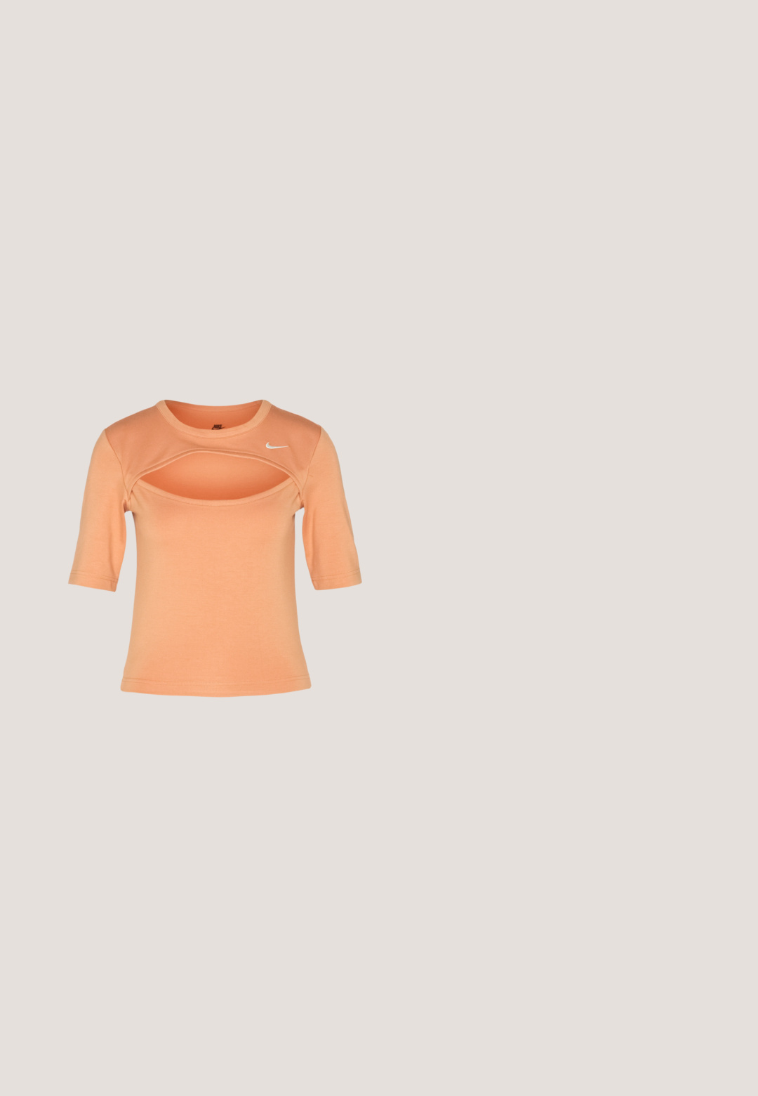 Nike Sportswear CUTOUT - T-shirts print - amber brown/sail; Hvide sweatpants lavet af et blødt stof, med elastisk talje med snøre, sidelommer og et sort Nike-logo på venstre lår.; Sorte Nike-sneakers med mesh og syntetisk materiale, der har en struktureret overdel, sorte snørebånd og holdbare gummisåler. Hvide ribstrikkede sokker er synlige.; Sorte, kantede solbriller med grå linser; lavet af plast, med tykke stænger med en glat overflade og ingen synlig hardware.; Sort nylon skuldertaske med en buet form, sølvfarvet kædeaccent, aftagelig mini-pung og justerbar rem; prydet med "Steve Madden" logo.; sweet deluxe EARRING - Øreringe - silver-coloured