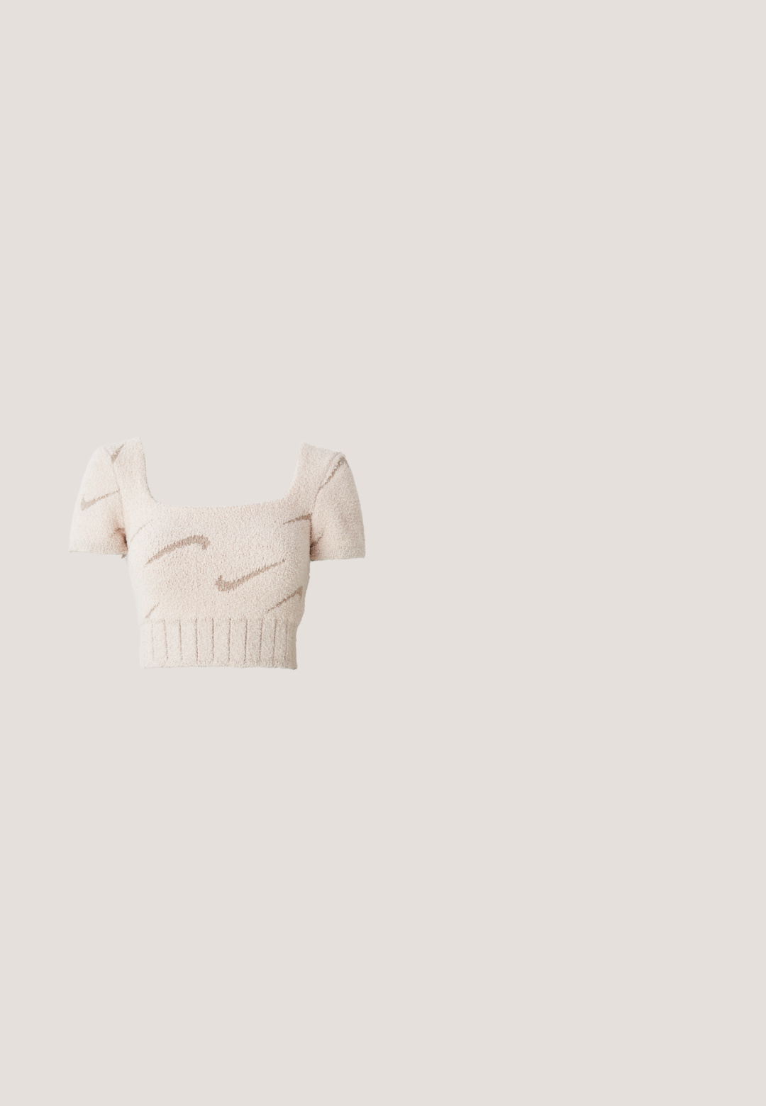 Kortærmet cropped top i blød, tekstureret stof. Lys pink farve med brune, bølgete mønstre. Fyrkantet udskæring og ribbet kant.; Blå denimjeans med et udflaret ben-design, front knap- og lynlås lukning og fem-lomme styling på en hvid baggrund.; Hvide chunky sneakers lavet af læder og mesh-materialer, med en tyk sål, rund tå og dekorative snørebånd. Let teksturerede detaljer.; Sort perlehandtaske med en buet silhuet, bærehåndtag og blank overflade. Båret med højhælede sorte sko og tætsiddende sorte shorts.; Lyserøde øreringe med krystaller, indviklede former og metalliske accenter. Letvægtsdesign med filigranmønster og stiftelukning.; Sølv halskæde med flere kæder og en central knudedetalje samt en justerbar låseforlængelse på en ensartet lys baggrund.