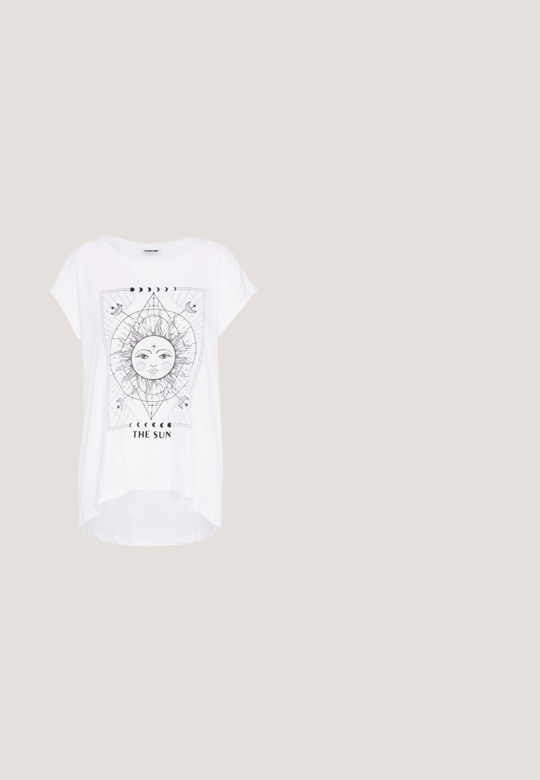 Hvid t-shirt med et sort grafisk design af en sol og måne, med teksten "SOLEN." Korte ærmer og en høj-lav kant.; Sorte denimshorts med høj talje, frontknap, bæltestropper og to forlommer på en ensfarvet hvid baggrund.; Sort lærred sneakers med en hvid gummi platform sål, der har hvide snørebånd og syninger, ikonisk branding på siden, lav-top design.; Sølvmetal ovale briller med klare linser, prydet med dekorative sideaccenter og sorte spidser på stængerne for bedre greb og komfort.; Pieces PCALUANA SHOULDER BAG - Håndtasker - black; Sølvbelagt halskæde med flere kædetyper, herunder en glat kæde og en perlekæde, med en lille rund vedhæng.