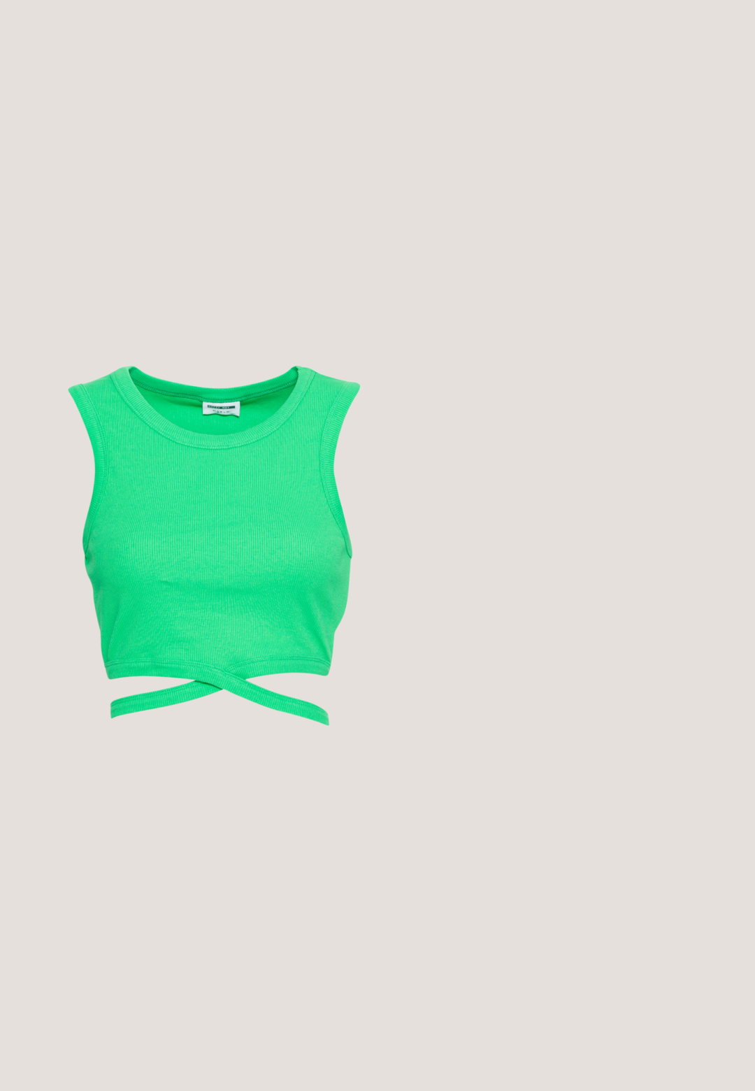Groene geribbelde crop top met een mouwloze uitstraling en een ronde halslijn. Voorzien van een wikkelstijl sluiting bij de taille. Textuurstof.; Zwarte geribbelde flare pants met een hoge taille. Zacht, elastisch materiaal zorgt voor een aansluitende silhouet en een flared onderkant voor stijl en comfort.; Witte leren sandalen met verstelbare gespsluitingen, gelaagde zwarte plateauzool en oranje stiksel langs de rand.; Zwarte rechthoekige zonnebril met donkere getinte lenzen, een dik plastic montuur en brede scharnieren. Glad oppervlak en hoekig ontwerp.; Zwarte faux leren schoudertas met een krokodillenstructuur, gouden hardware en een afneembare schouderriem. Beschikt over een klepsluiting en een binnencompartiment.; Zilveren hoepel oorbellen met een minimalistisch ontwerp. Cirkelvormig, gladde textuur en dun profiel. Lichtgewicht met een gepolijste afwerking.