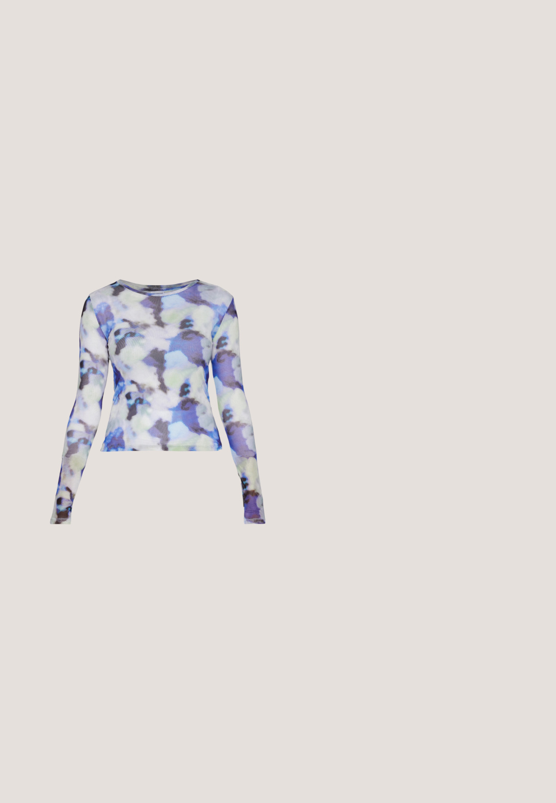 Noisy May NMJUDITH - T-shirt à manches longues - pearled ivory/petal; BDG Urban Outfitters Jean boyfriend - white; Des sabots Crocs blancs présentent un design perforé, des semelles plates et des sangles de talon réglables, reposant sur une chaise en fil jaune contre un sol en bois.; Lunettes de soleil noires en forme d'œil de chat avec des verres gris foncé, monture en plastique élégante, coins pointus et branches droites. Pas de métal visible ni d'accents.; Sac à main noir et argent avec une surface texturée affichant un motif en diamant, une anse nouée et une forme structurée.; Boucles d'oreilles en argent en forme de cerceau avec un charme croix et cœur. Texture lisse et brillante avec une finition polie. Chaque charmepend d'une boucle sécurisée.