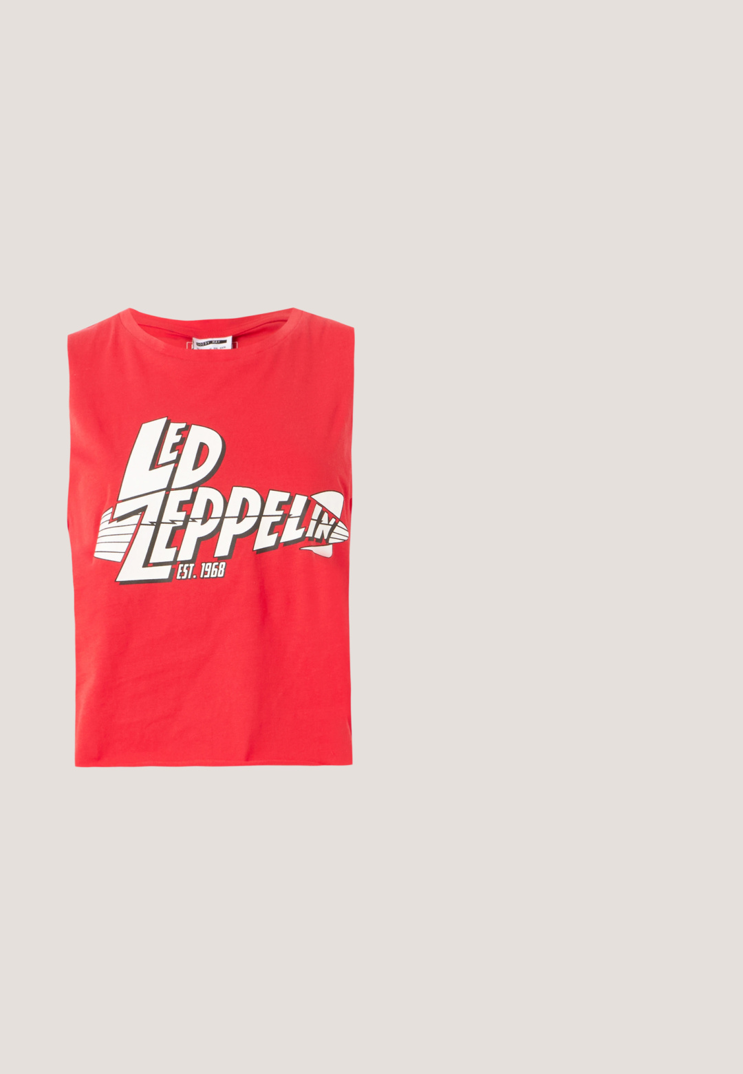 Rød udenærmet t-shirt lavet af bomuld. Har et stort grafisk print af "LED ZEPPELIN" med et fiske symbol og "EST. 1968" i hvid.; Jeansnederdel i mørkeblå, med en frontslid, høj talje og fem-lomme design. Lavet af solid denim materiale med synlige sømme.; Hvid lavtop sneaker med tyk ribbet sål, snørelukning foran og trækflap på hælen mod en neutral baggrund.; Sorte ovale solbriller med tynde arme og rødtonede linser, der ligger på en hvid overflade.; Kvinde iført en sort- og hvidmønstret bluse, der holder en blank rød skuldertaske mod en ensfarvet baggrund.; Guld hoops øreringe med en glat, poleret overflade. Cirkelformet, med en sikker lås på toppen. Overfladen reflekterer lys.