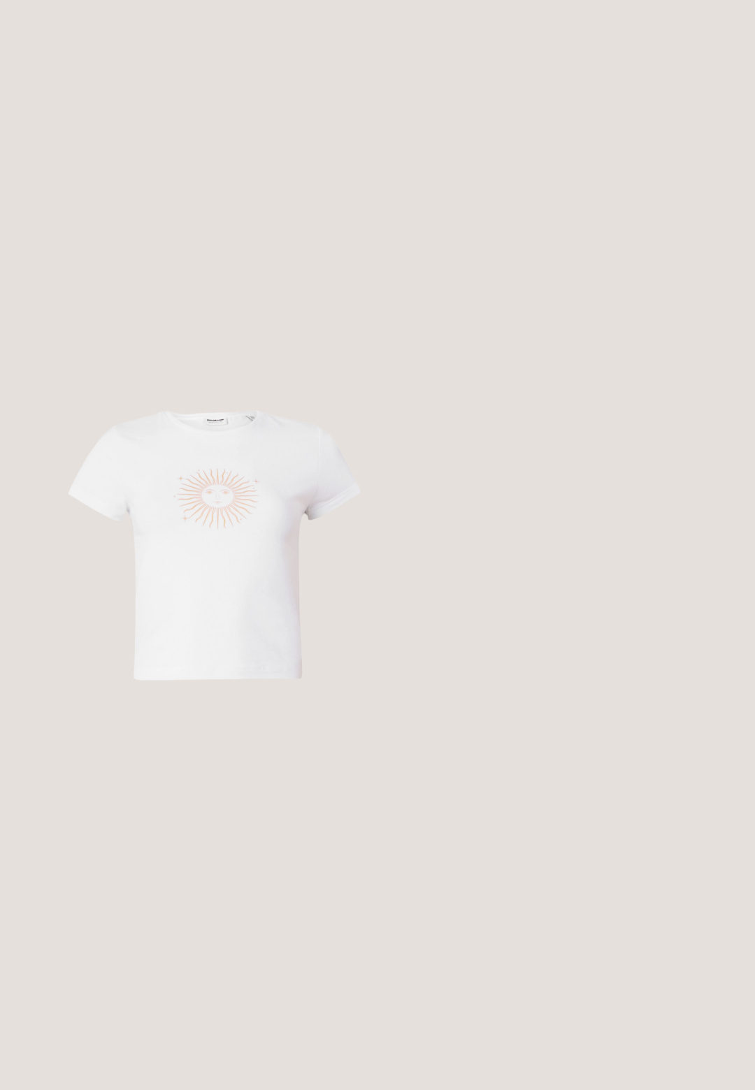 T-shirt en coton blanc à manches courtes, présentant un graphique de soleil rose avec des rayons et un visage au centre. Texture lisse, coupe décontractée.; Mini-jupe en denim de teinte bleue medium, avec une taille ajustée, des poches avant et des détails de couture subtils. Fini en tissu lisse et texturé.; Baskets Nike Air Force 1 blanches lévitant au-dessus d'une surface en béton avec des ombres dans un cadre minimaliste.; Lunettes de soleil transparentes roses avec des verres ovales, teintés d'un rouge foncé, et des branches fines, présentant une finition lisse et des détails subtils sur la monture.; ALDO FARALAELIAX - Sac à main - blue; Boucles d'oreilles en argent au design minimaliste. Forme circulaire, texture lisse et profil fin. Légères avec une finition polie.