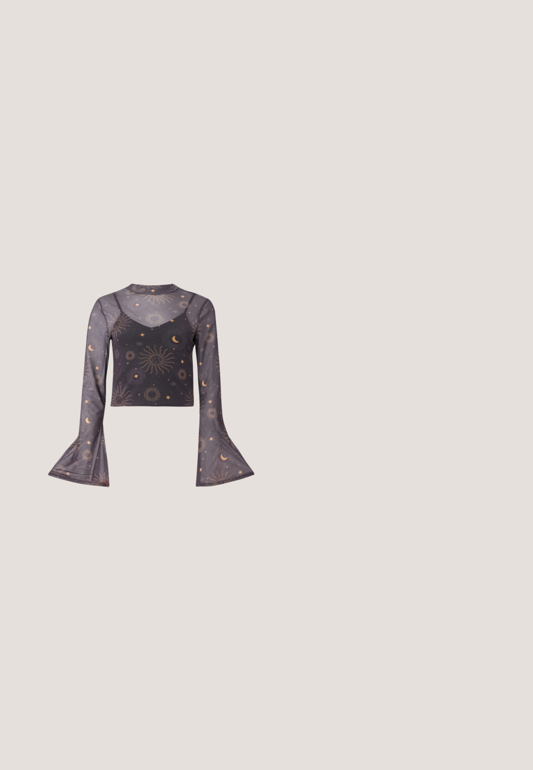 Crop top noir à manches longues transparentes avec des poignets évasés, motif céleste de soleil, lune et étoiles, comprenant une couche intérieure de camisole.; Jean en denim bleu clair à coupe décontractée, avec une finition délavée, deux poches avant et une fermeture par bouton au niveau de la taille.; Baskets blanches de sport avec une tige en cuir lisse, une semelle arrondie et un accent texturé. Comprend des lacets et une languette à l'arrière.; Lunettes ovales avec une monture métallique argentée, verres transparents et accents de branches texturées avec perles. Design léger avec des branches courbées.; Sac à main en métal argenté de forme courbée, avec fermeture zippée et une bandoulière. Présente le logo "CK" en relief à l'avant.; Collier chaîne en argent avec de petits accents métalliques rectangulaires espacés uniformément et un fermoir réglable sur fond blanc.
